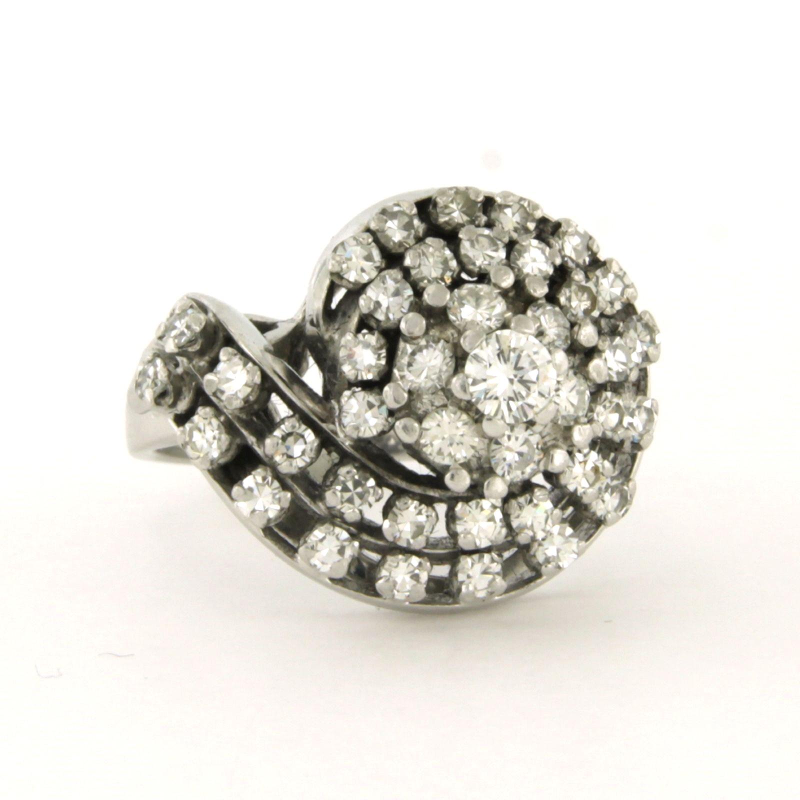 Moderno Anello con diamanti a taglio brillante e singolo fino a 1,30ct in oro bianco 18k in vendita