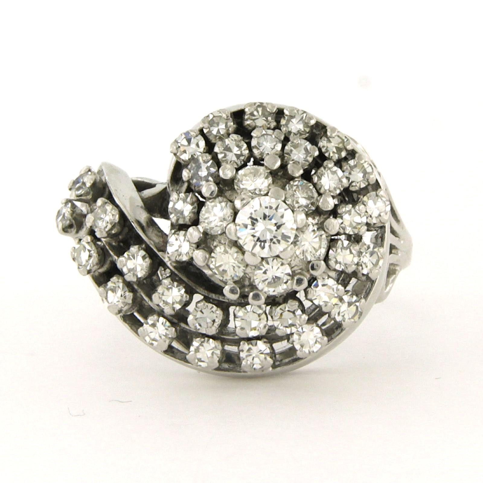 Taglio brillante Anello con diamanti a taglio brillante e singolo fino a 1,30ct in oro bianco 18k in vendita