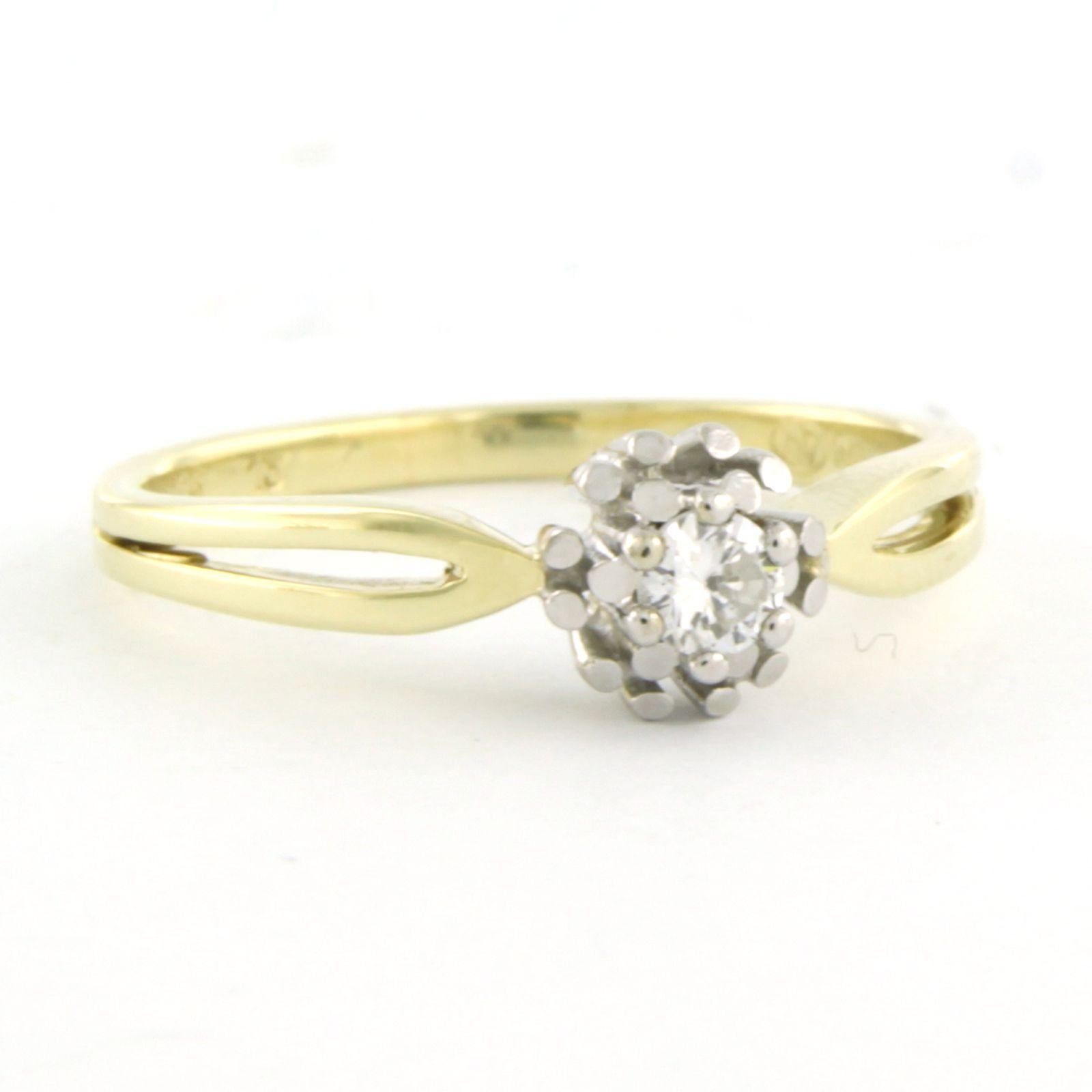 14k bicolour gold ring set with one brilliant cut diamond 0.13ct - F/G - VS/SI - ring size US 6.5 - EU 17(53)

Detailed description

the top of the ring is 6.0 mm wide and 6.0 mm high

Ring size US 6.5 - EU 17(53). The ring can be enlarged or