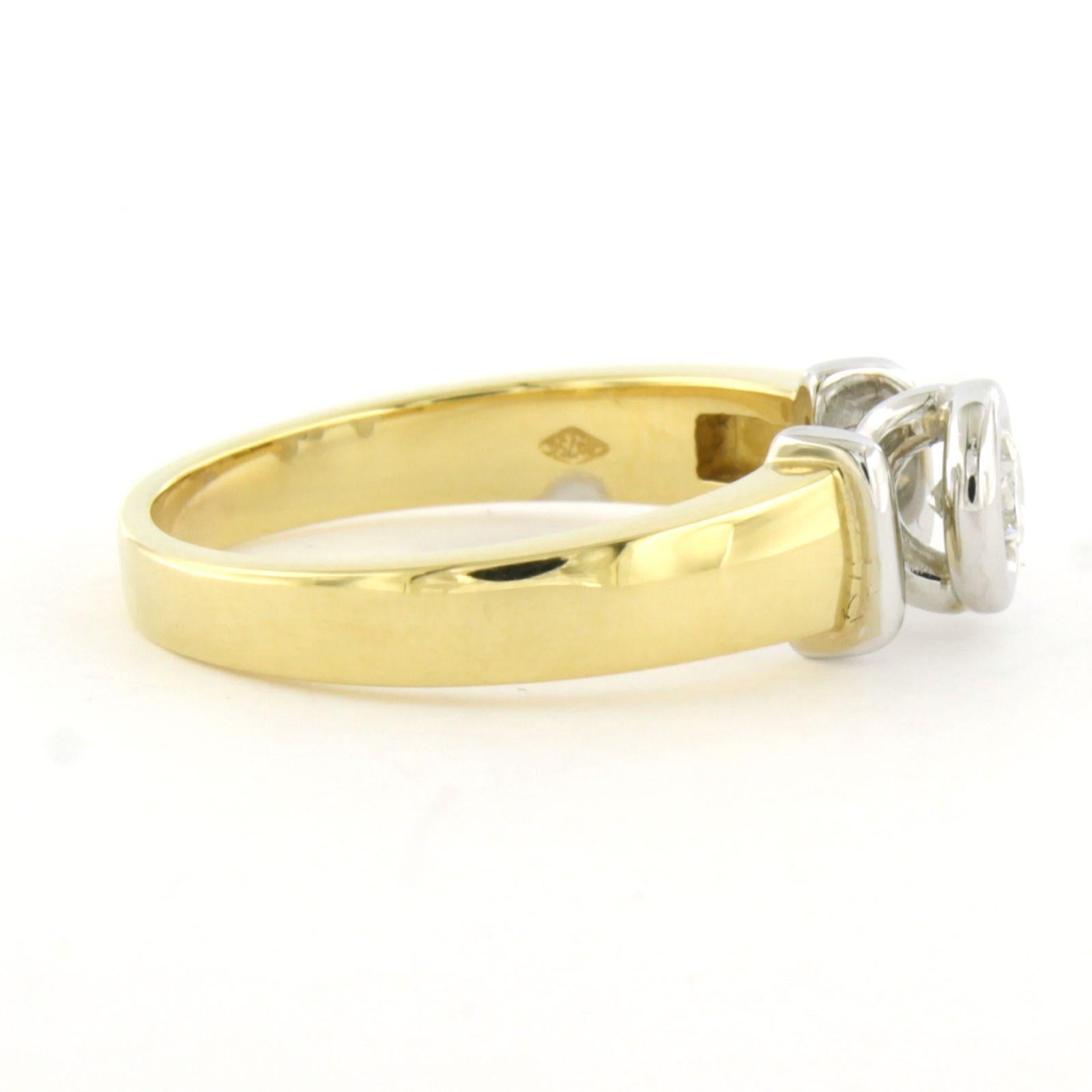 18k bicolor gold solitaire ring set with a brilliant-cut diamond up to 0.25 ct – F/G - VS/SI - ring size US 6.5 - EU 17(53)

Detailed description

The top of the ring is 6.2 mm wide and 5.5 mm high.

Ring size US 6.5 - EU 17(53). The ring can be