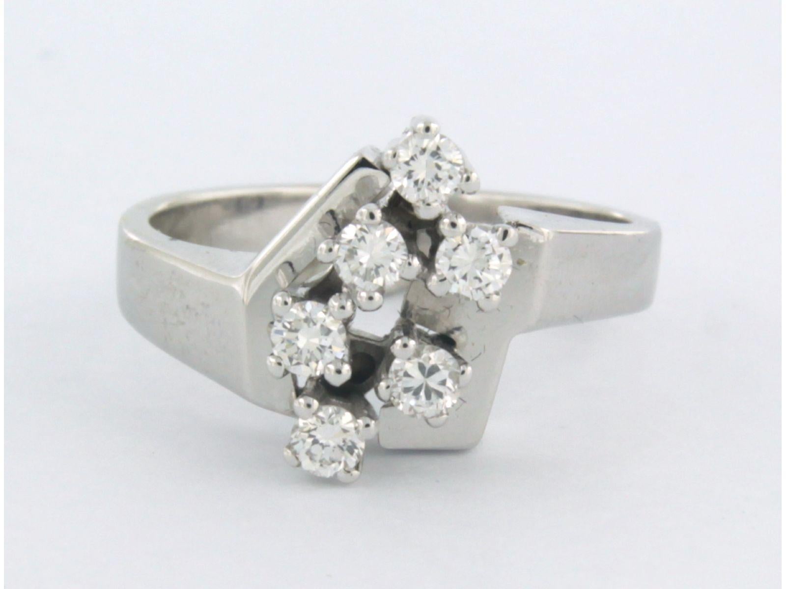 Ring aus 14k Weißgold, besetzt mit sechs Diamanten im Brillantschliff 0,30ct - F/G - VS/SI - Ringgröße US 6.5 - EU 17(53)

Ausführliche Beschreibung

die Oberseite des Rings ist 1,3 cm breit und 7,0 mm hoch

Ringgröße US 6.5 - EU 17(53). Der Ring
