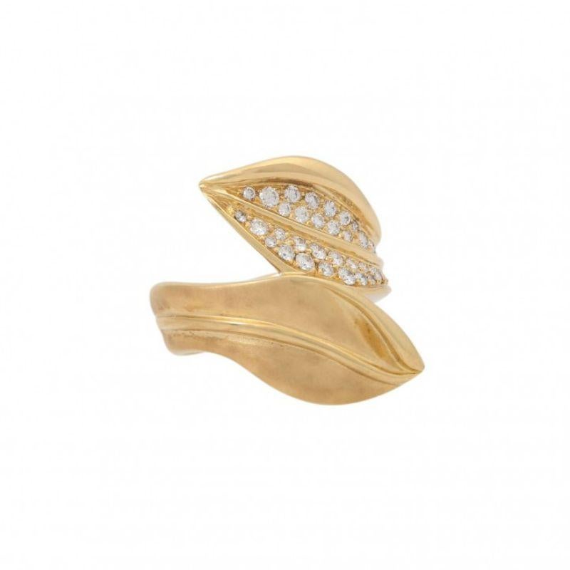 good to very good color and purity, GG 18K, 19.2 g, RW: 56, beautiful leaf shapes offset in opposite directions, 20./21. Century, very good condition, high-quality solid workmanship.

 Ring with brilliant-cut diamonds totaling approx. 1 ct,