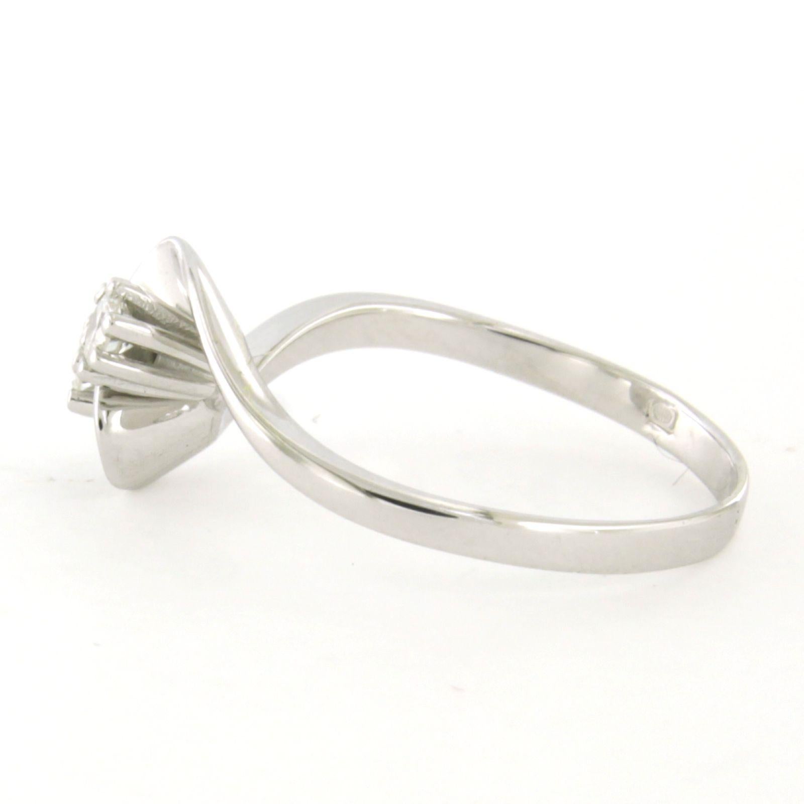 Moderno Anello con diamanti taglio brillante fino a 0,15ct in oro 14k da 2,3 grammi in vendita