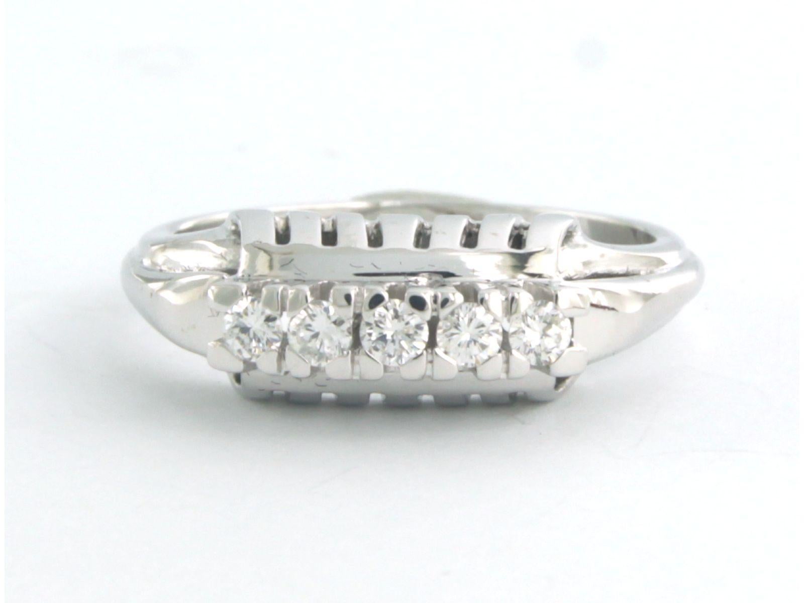 Anello in oro bianco 18k con diamante taglio brillante fino a 0,25ct - F/G - VS/SI - misura US 6,75 - EU 17,25 (54)

Descrizione dettagliata:

La parte superiore dell'anello è larga 6.6 mm.

peso: 5,1 grammi

misura dell'anello US 6.75 - EU 17.25
