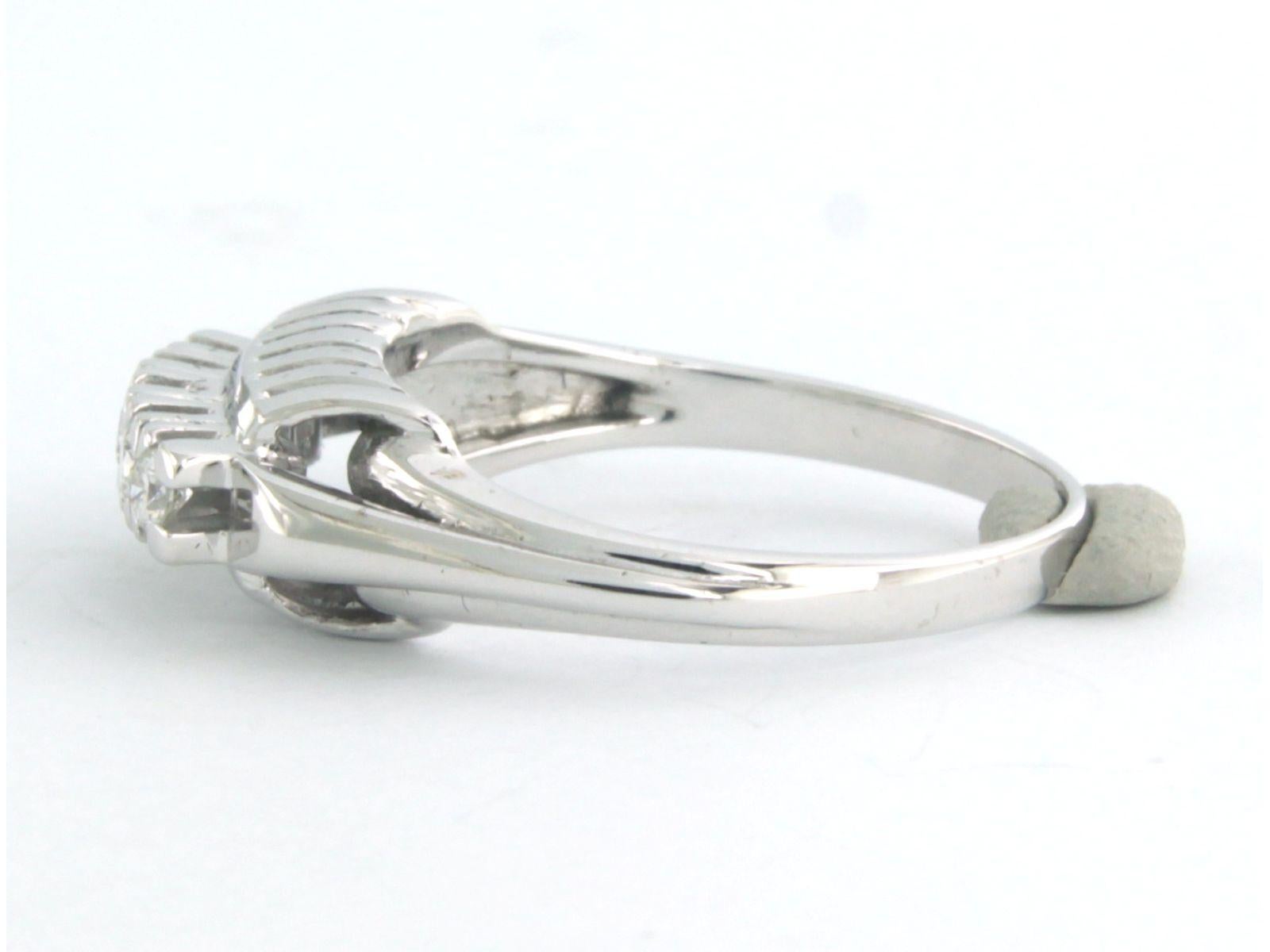 Anillo de oro blanco de 18 quilates engastado con diamante talla brillante de hasta 0,25 ct - F/G - VS/SI - tamaño del anillo US 6.75 - EU 17.25 (54)

Descripción detallada:

La parte superior del anillo mide 6.6 mm de ancho

peso: 5,1 gramos

talla