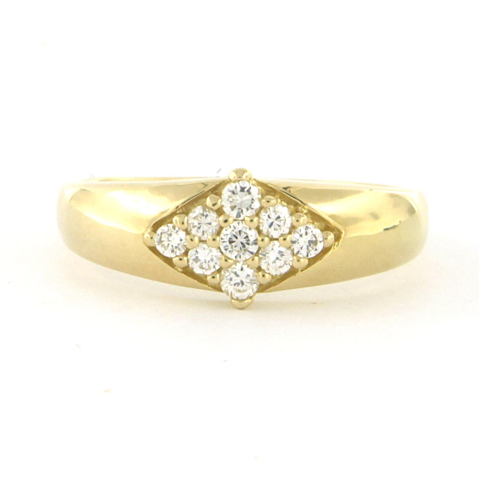 Anello in oro giallo 18k con diamante taglio brillante di 0,27 carati - F/G - VS/SI - misura US 7,25 - EU 17,5 (55)

Descrizione dettagliata

La parte superiore dell'anello è alta 3,2 mm e larga 7,4 mm.

Misura dell'anello US 7,25 - EU 17,5 (55).