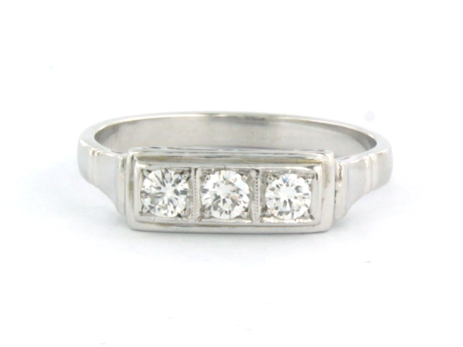 Anello in oro bianco 14k con diamanti taglio brillante fino a 0,30 ct - F/G - VS/SI - misura US 7,25 - EU 17,5 (55)

Descrizione dettagliata:

La parte superiore dell'anello è larga 5.0 mm.

Peso: 3.0 grammi

Misura dell'anello US 7,25 - EU 17,5