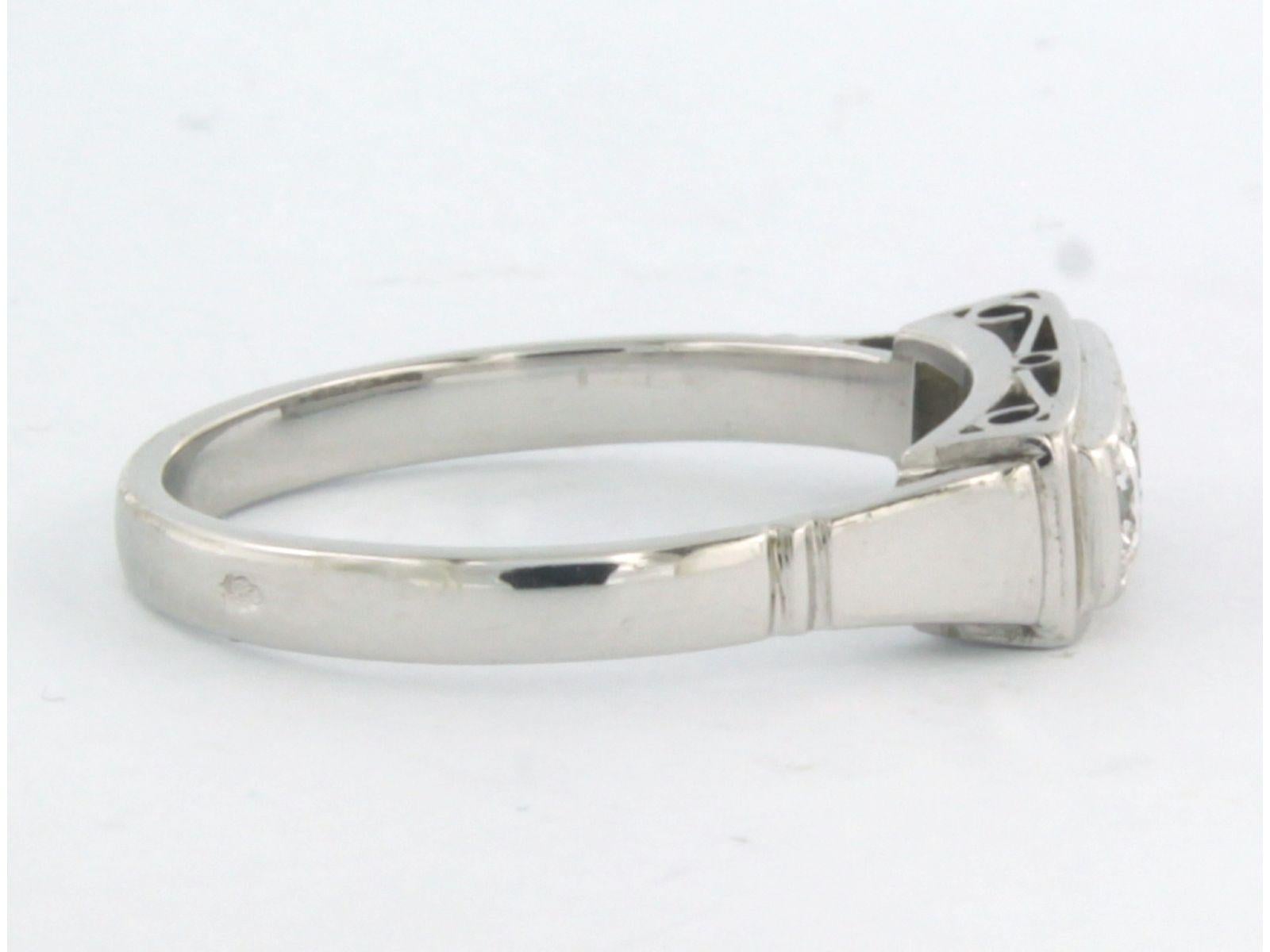 Moderno Anello con diamanti taglio brillante fino a 0,30ct in oro bianco 14k 3,0 grammi in vendita