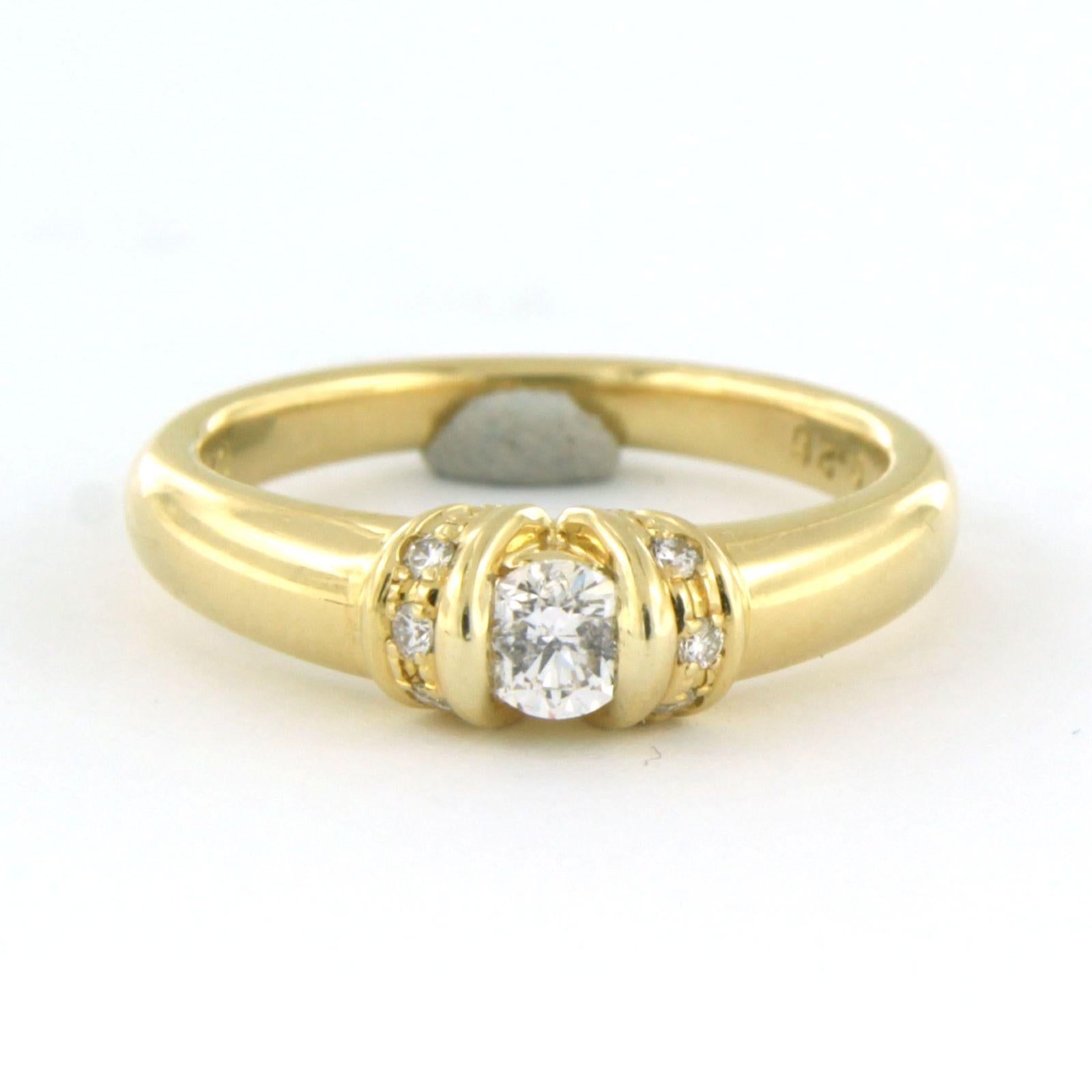 Anello in oro giallo 18k con diamante taglio brillante 0,31 ct - G/H - Piqué, VS/SI - misura US 6 - EU 16,5 (52)

Descrizione dettagliata:

La parte superiore dell'anello è larga 5.5 mm.

Peso: 4,8 grammi

Misura dell'anello US 6 - EU 16.5 (52).