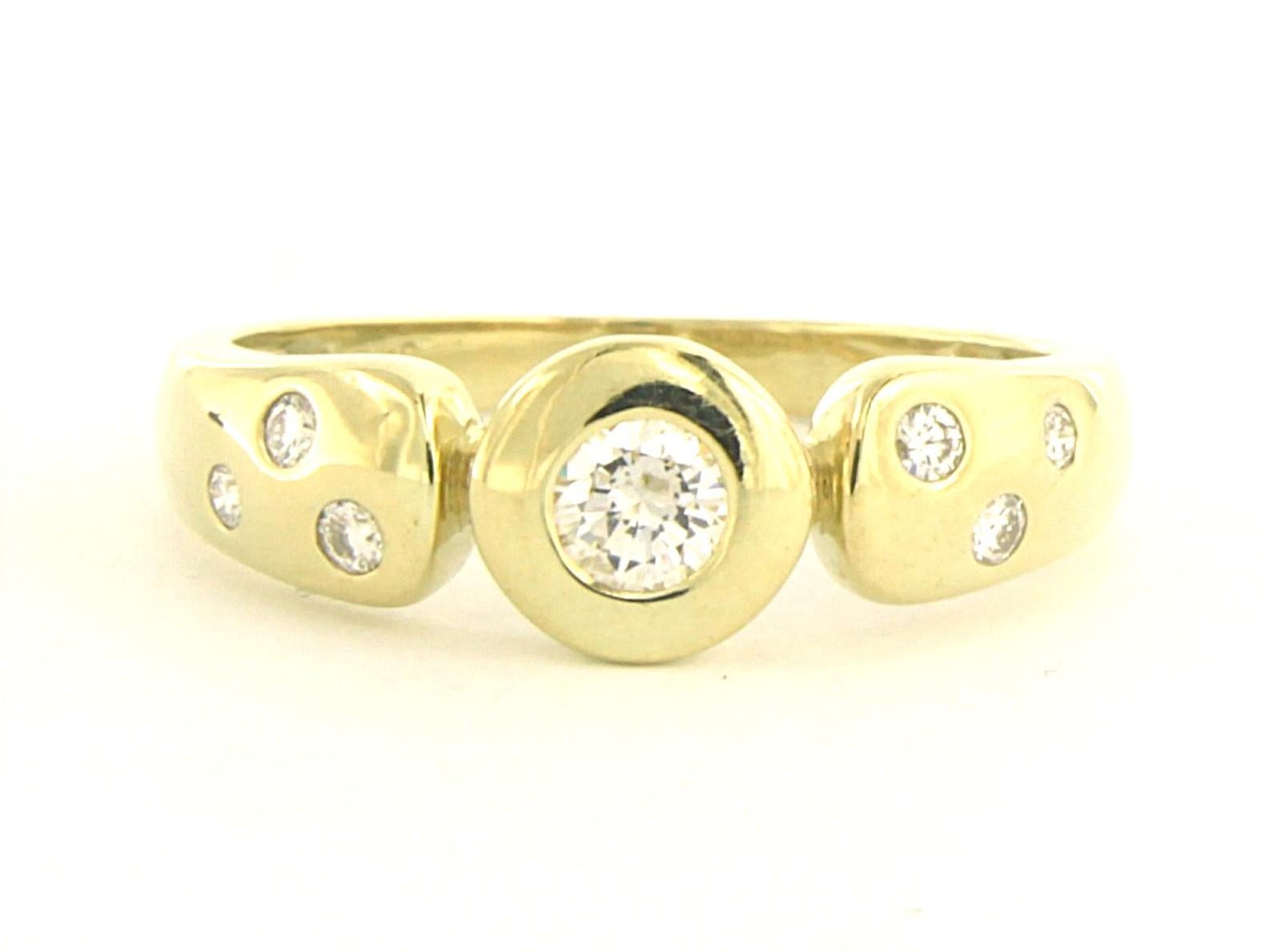 Ring aus 14k Gelbgold, besetzt mit einem Diamanten im Brillantschliff von bis zu 0,32ct - F/G - VS/SI - Ringgröße US 8.5 - EU 18.5(58)

Ausführliche Beschreibung

Die Oberseite des Rings ist 7,0 mm breit.

Ringgröße US 8.5 - EU 18.5(58). Der Ring