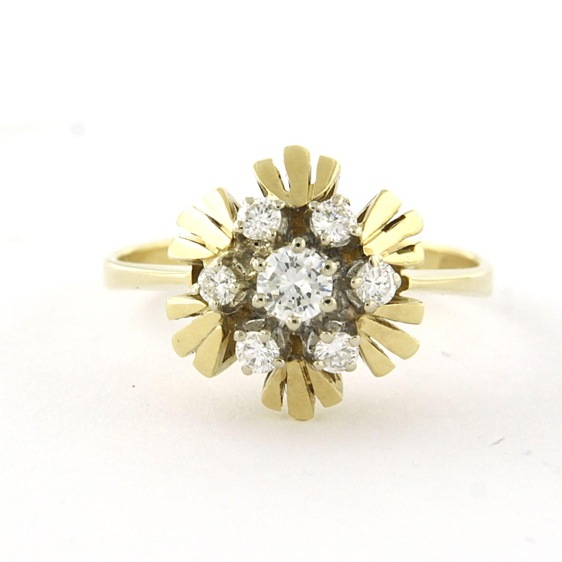 Zweifarbiger 14-karätiger Goldring, besetzt mit einem Diamanten im Brillantschliff von bis zu 0,35 ct - F/G - VS/SI - Ringgröße US 8.5 - EU 18.5 (58)

Ausführliche Beschreibung

Die Oberseite des Rings ist 1,3 cm breit und 1,0 cm hoch.

Gewicht: 4,2