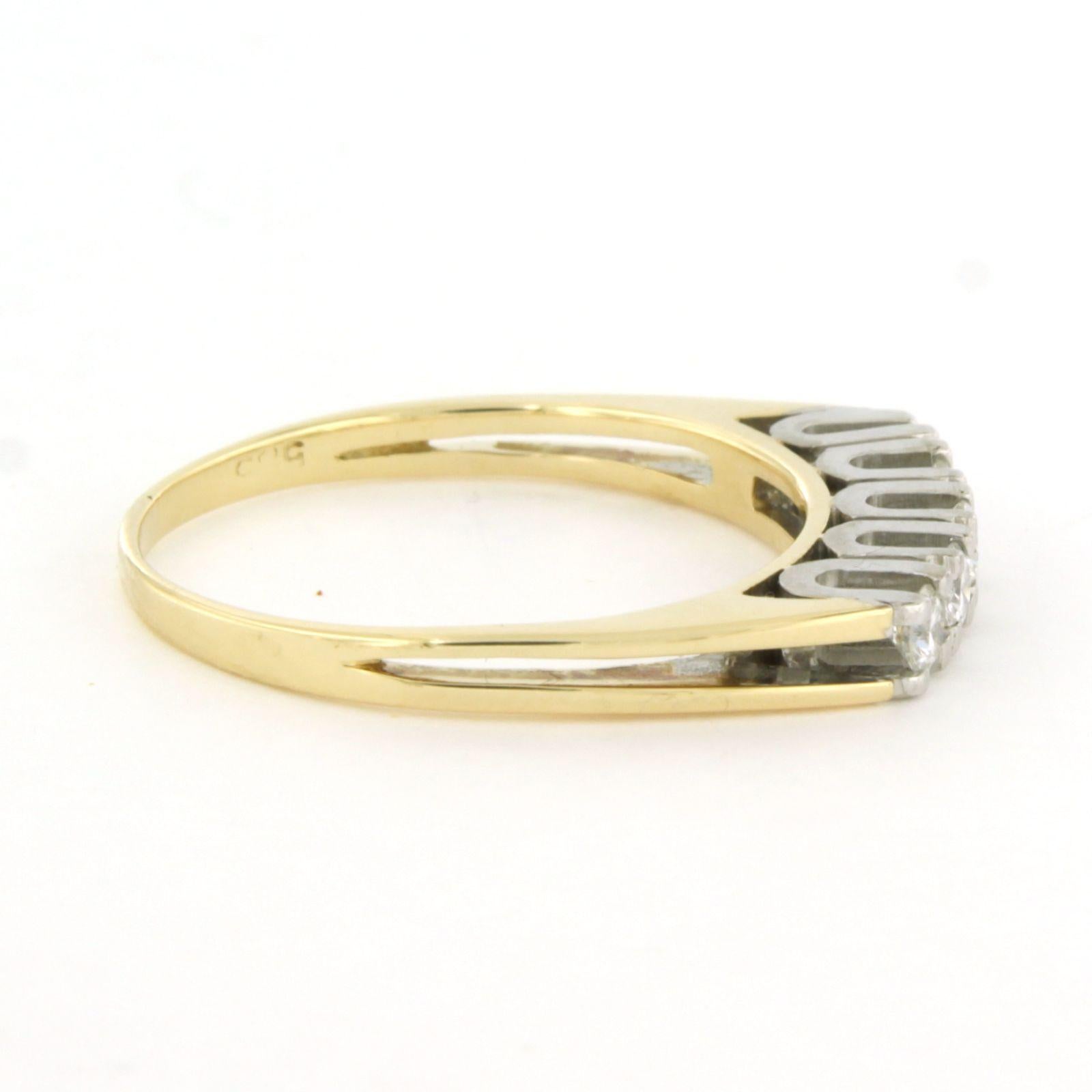 Anello in oro bicolore 14k con diamanti taglio brillante per un totale di circa 0,35 carati - F/G - VS/SI - misura US 9.25 - EU 19.25 (60)

Descrizione dettagliata

La parte superiore dell'anello è larga 3,5 mm e alta 5,0 mm.

Misura dell'anello US