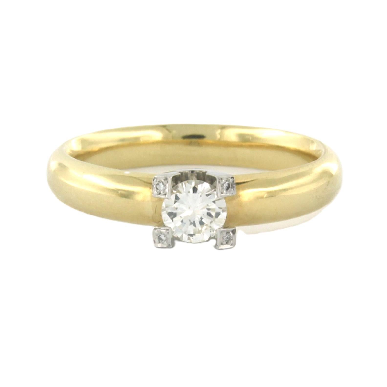 14k zweifarbiger Goldring mit Brillantschliff-Diamant bis zu 0,42ct H, F/G - VS, VS/SI - Ringgröße US 7.25 - EU 17.5(55)

Ausführliche Beschreibung

Die Oberseite des Rings ist 5,3 mm breit und 5,0 mm hoch.

Gewicht: 4,8 Gramm

Ringgröße US 7.25 -