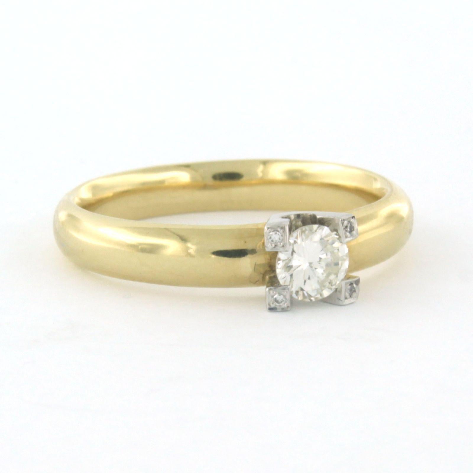 Ring mit Diamanten im Brillantschliff bis zu 0,42 Karat 4,8 Gramm 14k zweifarbigem Gold (Moderne) im Angebot