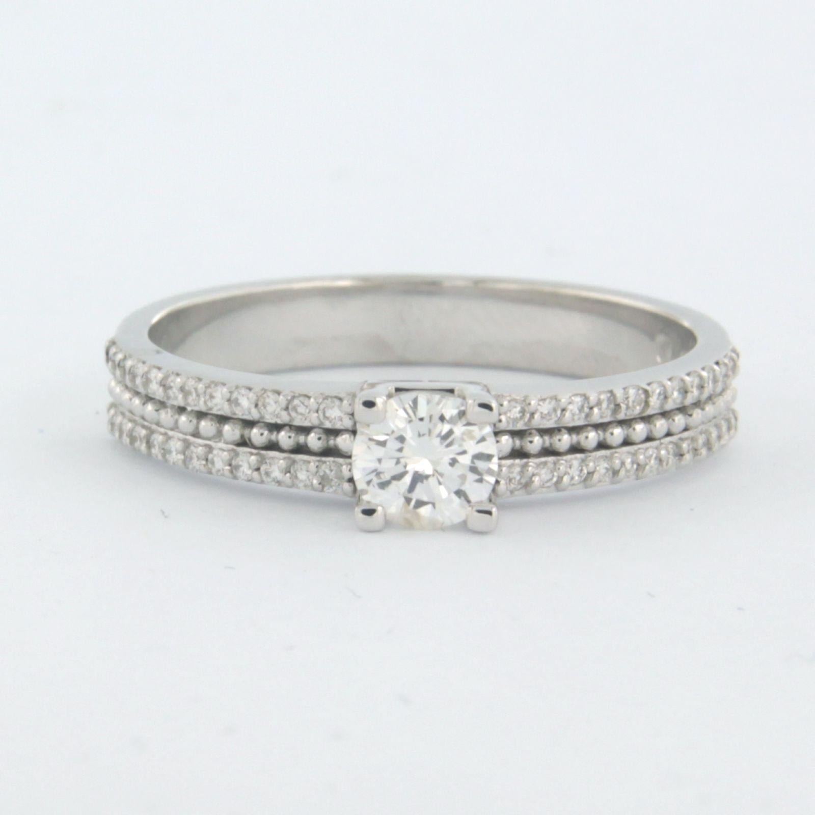 Ring aus 18 Karat Weißgold mit einem zentralen Diamanten im Brillantschliff von bis zu 0,31 ct - F/G - SI2 - und kleineren Diamanten im Brillantschliff von bis zu 0,12 ct - F/G - VS/SI - Ringgröße US 7,25 - EU 17,5(55)

Ausführliche