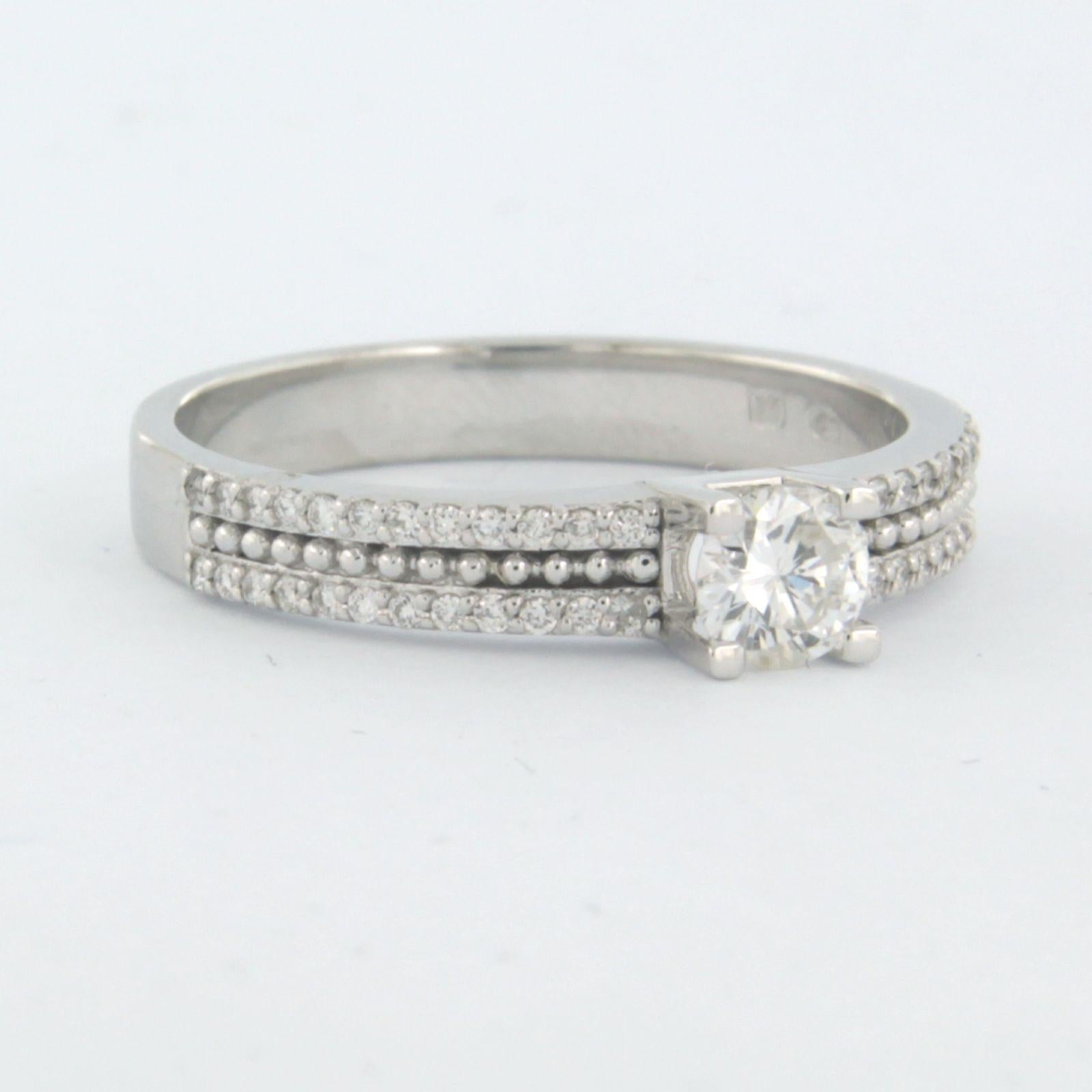 Ring mit Diamanten im Brillantschliff bis zu 0,43 Karat 18k Weißgold (Moderne) im Angebot