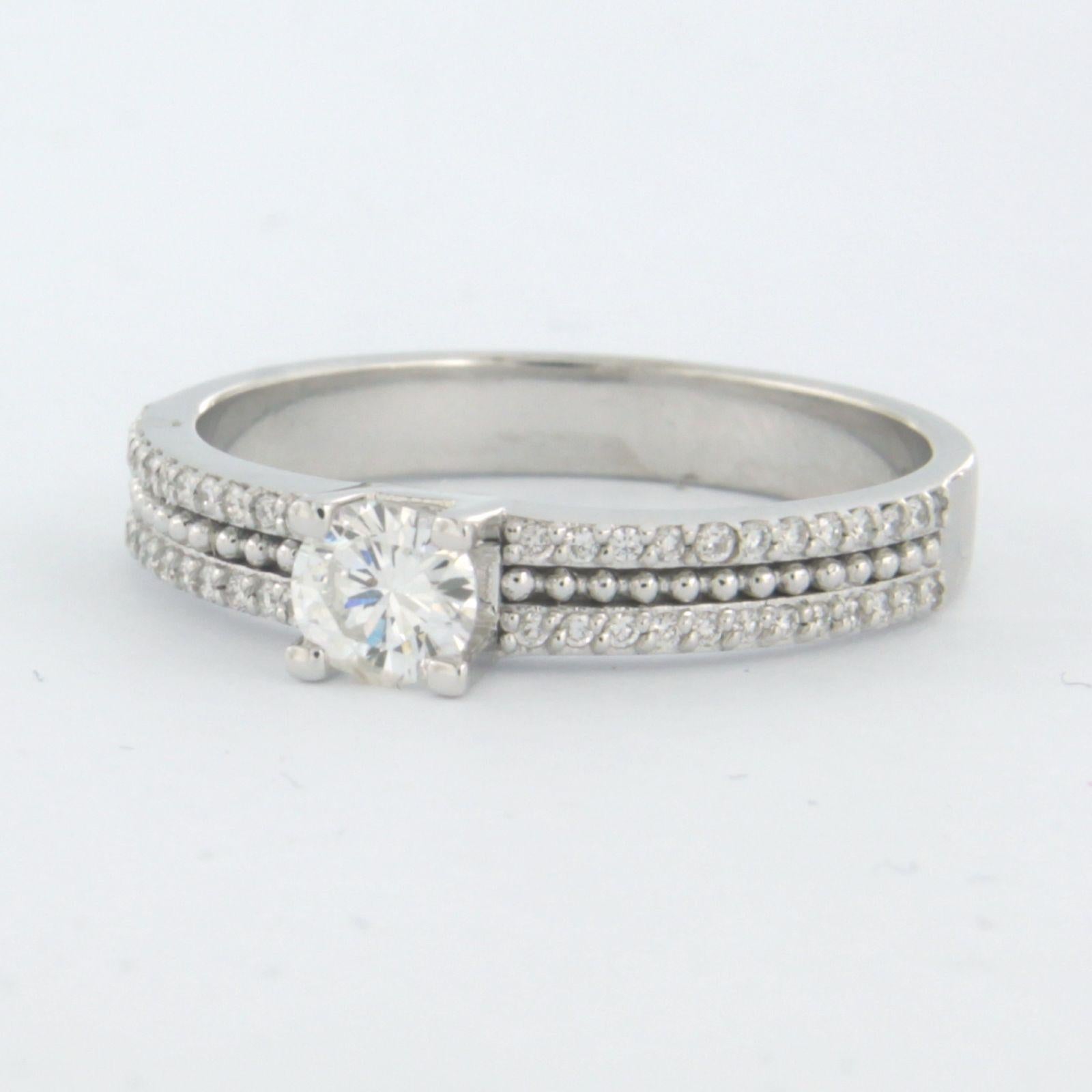 Ring mit Diamanten im Brillantschliff bis zu 0,43 Karat 18k Weißgold im Zustand „Neu“ im Angebot in The Hague, ZH