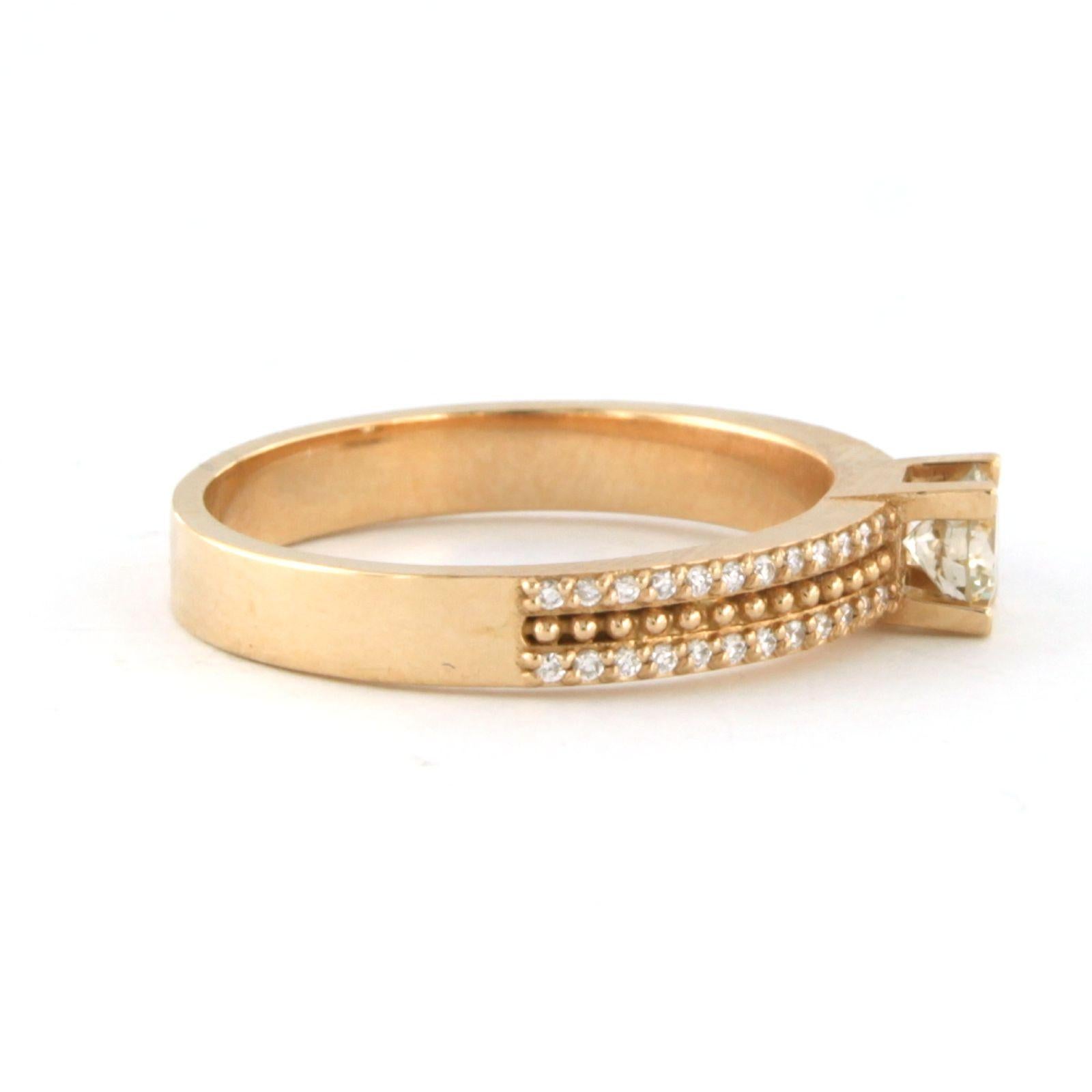 Bague en or rose 18k sertie d'un diamant taille brillant au centre. 0.32ct - N/O SI - et des diamants de taille brillant sur la tige. 0.14ct - F/G - VS/SI - taille de bague U.S. 7.25 - EU. 17.5(55)

Description détaillée

le haut de l'anneau mesure