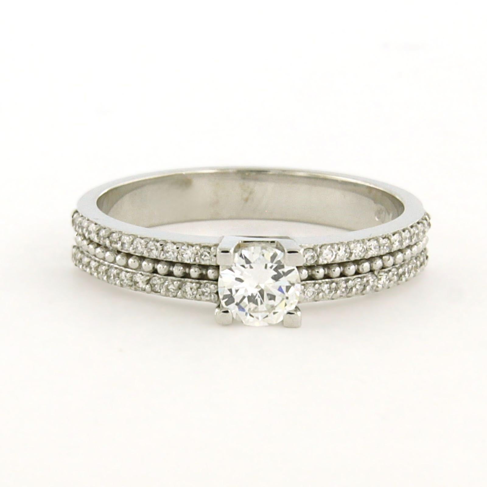 Ring mit Diamanten im Brillantschliff von bis zu 0,49 Karat - 4,1 Gramm - 18 Karat Weißgold (Moderne) im Angebot