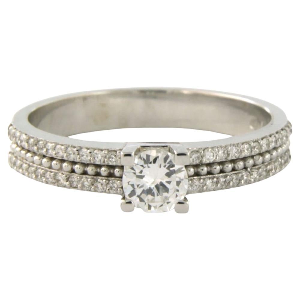 18k white gold ring set with a central brilliant cut diamond up to 0.31ct - F/G - VS/SI - and side stones with multiple brilliant cut diamonds up to 0.18ct - F/G - VS/SI - ring size US 7.25 - EU 17.5(55)

detailed description:

the top of the ring