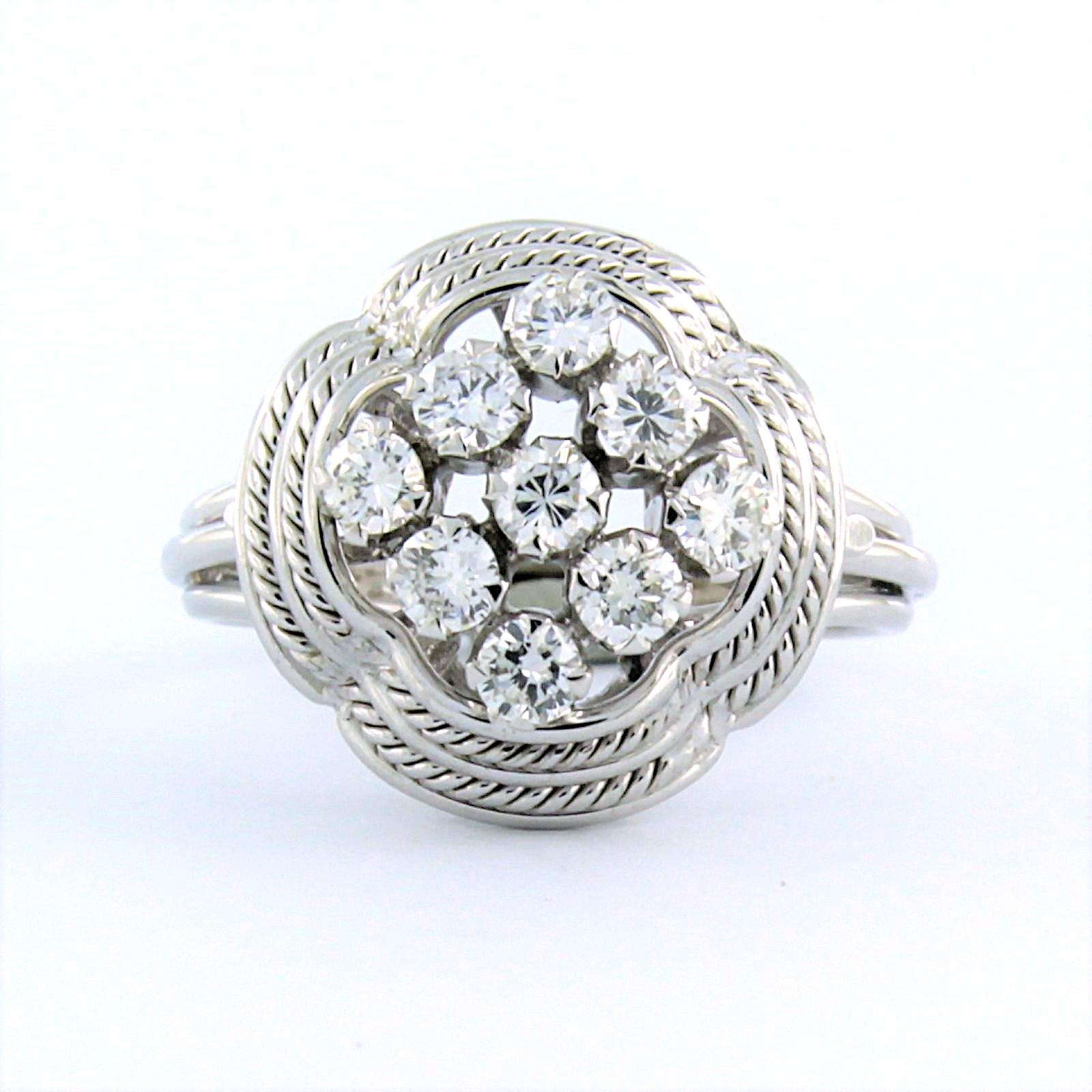 Ring aus 18 Karat Weißgold, besetzt mit einem Diamanten im Brillantschliff von bis zu 0,50 ct - F/G - VS/SI - Ringgröße US 6 - EU 16,5 (52)

Ausführliche Beschreibung

Die Oberseite des Rings ist 1,5 cm breit und 1,0 cm hoch.

Gewicht: 5.0