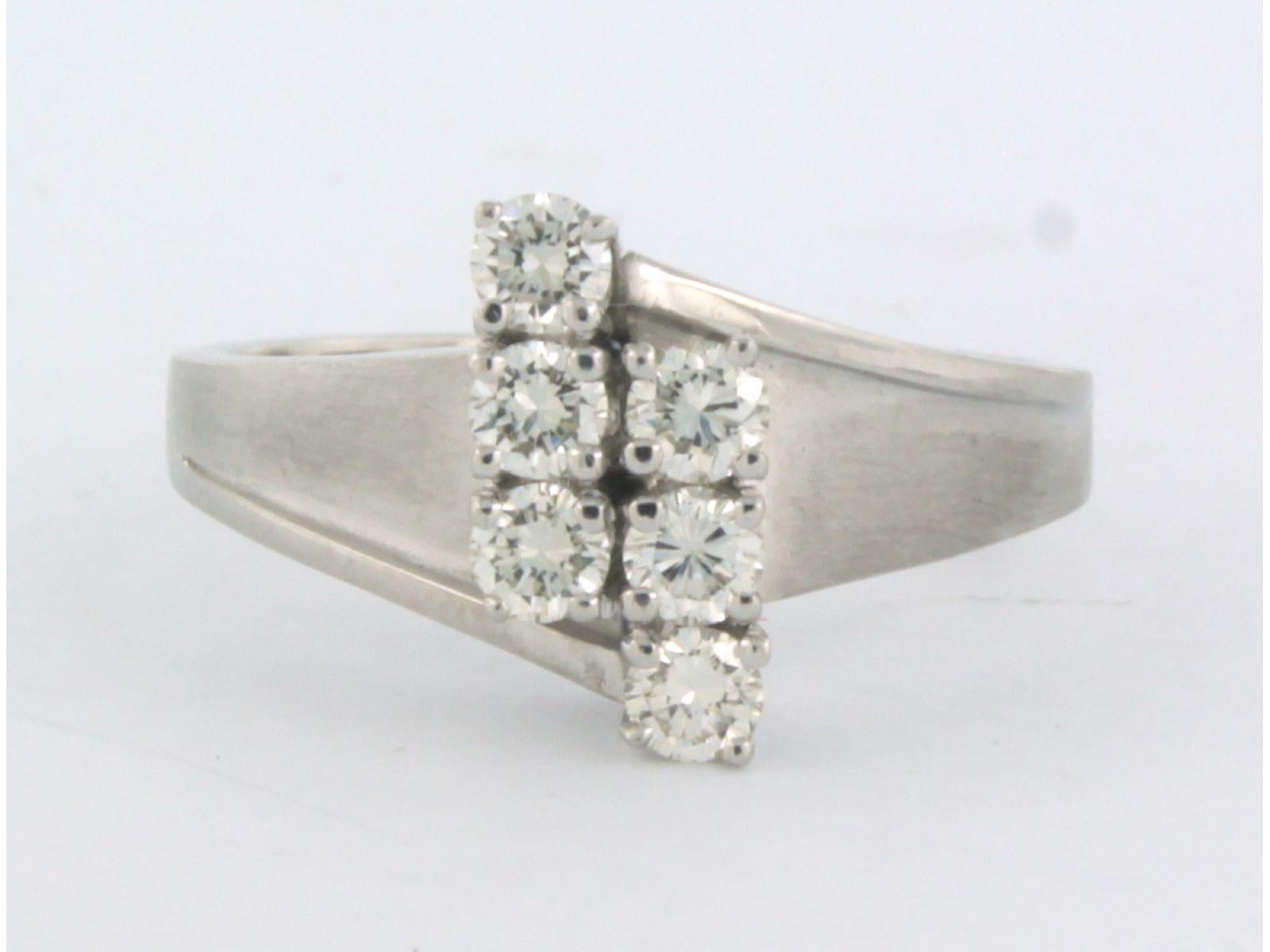 Ring aus 18 Karat Weißgold, besetzt mit Diamanten im Brillantschliff. 0,60ct - F/G - VS/SI - Ringgröße U.S. 8 - EU. 6.25pm

Ausführliche Beschreibung

die Oberseite des Rings ist 1,2 cm breit und 6,3 mm hoch

Ringgröße US 8 - EU. 18.25, Ring kann