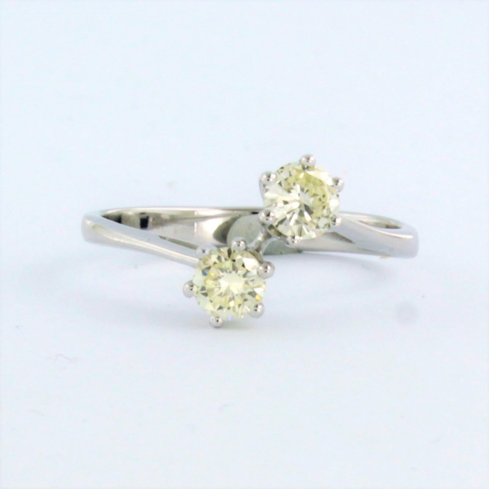 Anillo de oro blanco de 18 quilates engastado con dos diamantes talla brillante 0,60 ct - L/M - VS/SI - talla del anillo U.S. 8,0 - EU. 18.25(58)

descripción detallada:

la parte superior del anillo mide 1,1 cm de ancho y 0,6 cm de alto

Peso 2,9