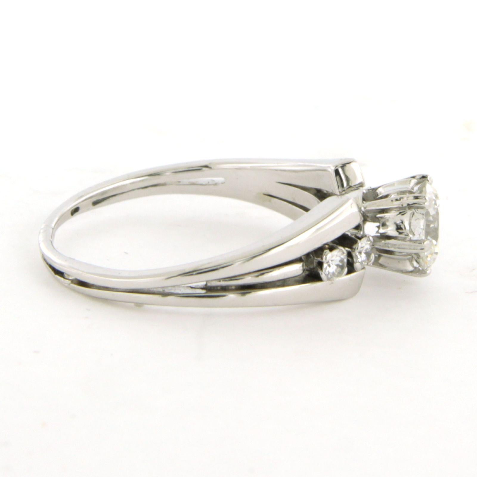 Bague en or blanc 14k sertie d'un diamant central taille brillant 0.50 ct G/H-VS et de pierres latérales taille brillant 0.10 ct G/H-VS/SI- taille de bague US 5.75 - EU 16.25(51)

description détaillée :

Le haut de l'anneau mesure 5,4 mm de large