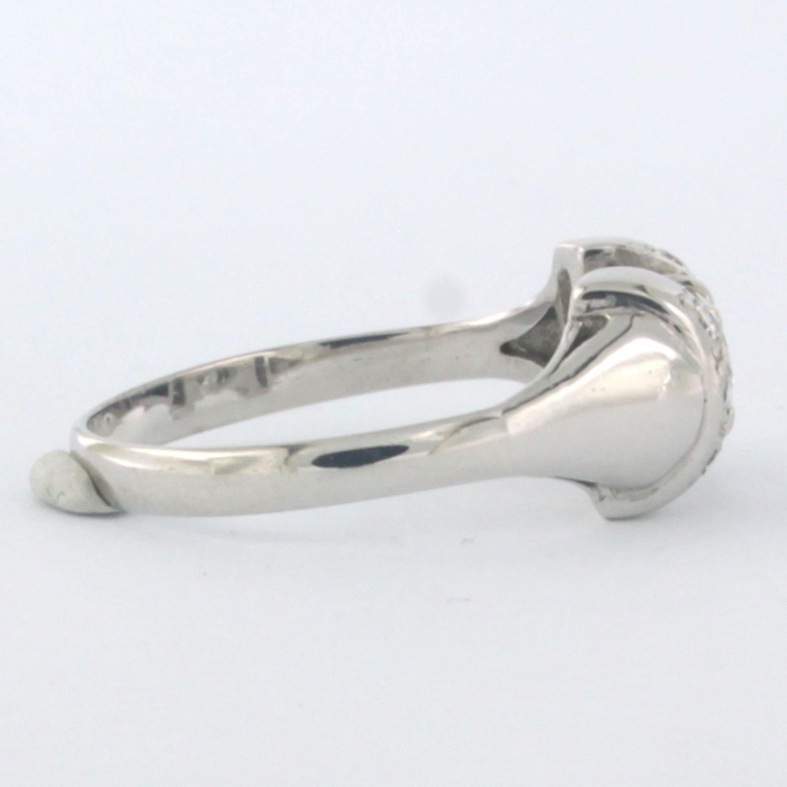 Ring mit Diamanten im Brillantschliff bis zu 0,63 Karat 18k Weißgold (Moderne) im Angebot