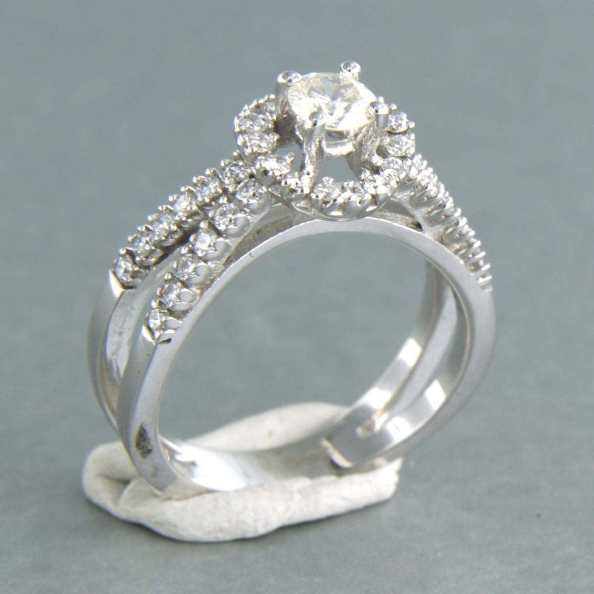 Ring mit Diamanten im Brillantschliff bis zu 0,71 Karat 14k Weißgold (Moderne) im Angebot