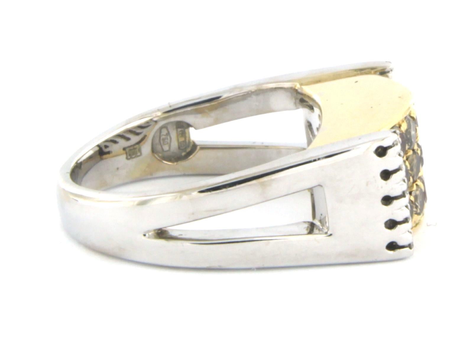 Anillo de oro bicolor de 18 quilates engastado con diamantes talla brillante de color champán y blanco de hasta 0,80 quilates - talla US 6 - EU 16,5 (52)

Descripción detallada:

La parte superior del anillo mide 8,7 mm de ancho por 6,6 mm de