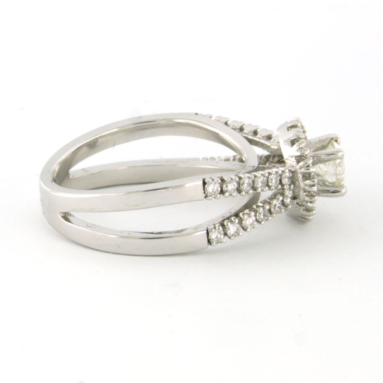 Ring aus 14 Karat Weißgold, besetzt mit Diamanten im Brillantschliff von bis zu 0,71 ct - H/I, F/G - VS/SI - Ringgröße US 7 - EU 17.25 (54)

Ausführliche Beschreibung:

Die Oberseite des Rings ist 9,2 mm breit und 8,8 mm hoch.

Gewicht: 5.0
