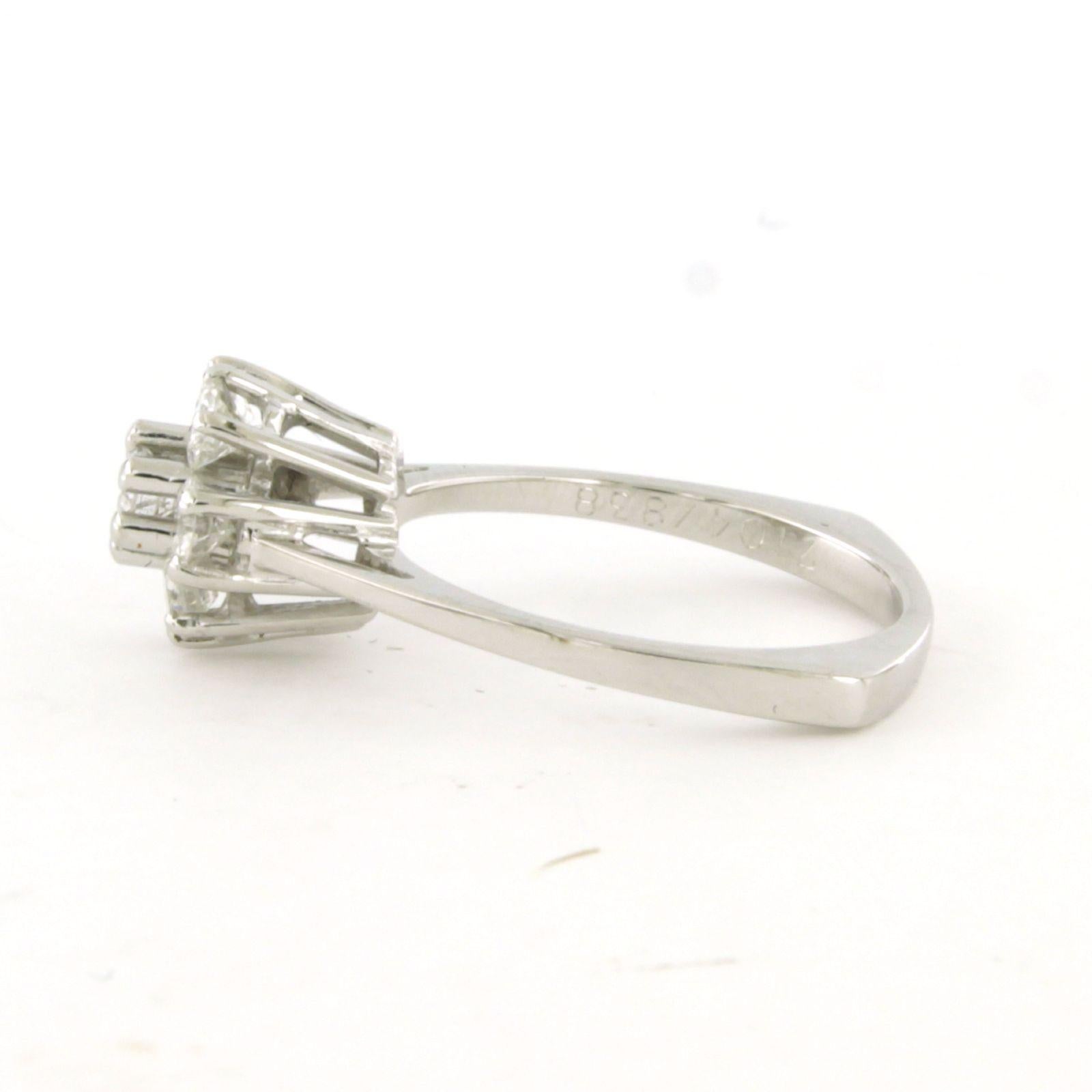 Ring mit Diamanten im Brillantschliff bis zu 0,84ct 18k Weißgold 4,3 Gramm (Moderne) im Angebot