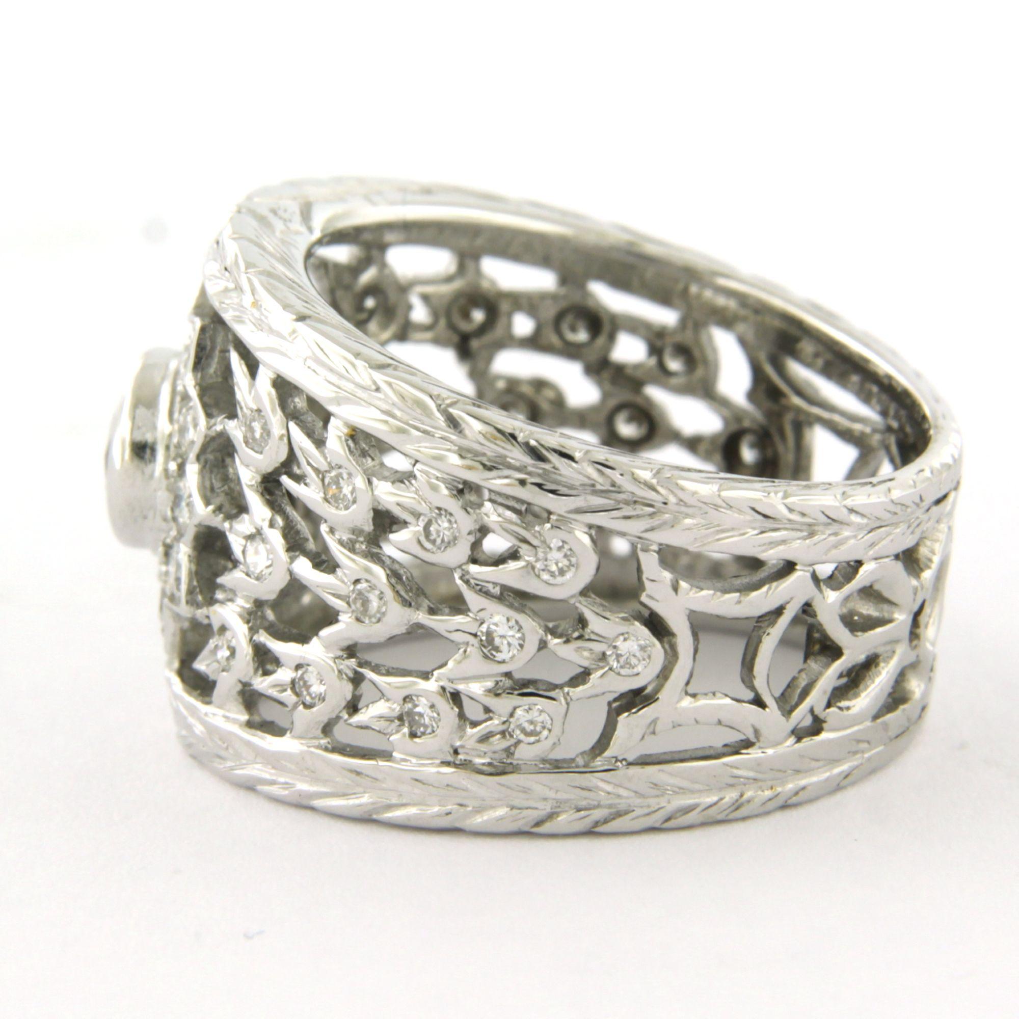 18k white gold ring with a brilliant-cut diamond, totaling approximately 0.90 ct – F/G – VS/SI – ring size US 7.25 – EU 17.5(55)

Detailed description

The top of the ring is 1.5 cm wide and 5.2 mm high.

Ring size US 7.25 – EU 17.5(55)

Weight 9.4