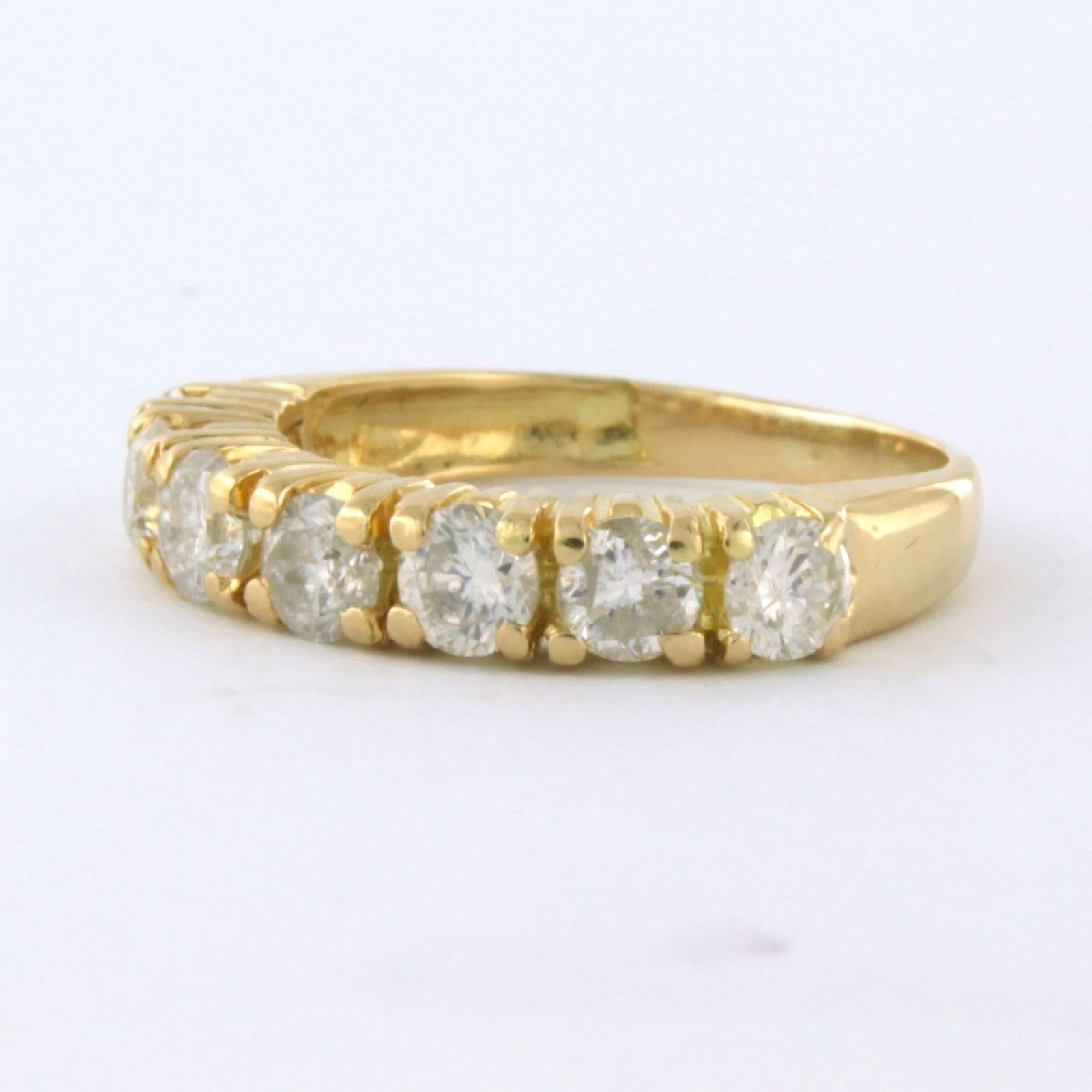 Bague de rang en or jaune 18 kt sertie de diamants de taille brillant. 0,97 ct - K/K - SI/piq - taille de bague U.S. 4 - EU. 15(47)

description détaillée :

le haut de l'anneau mesure 3,6 mm de large et 3,5 mm de haut

Taille de l'anneau : U.S. 4 -