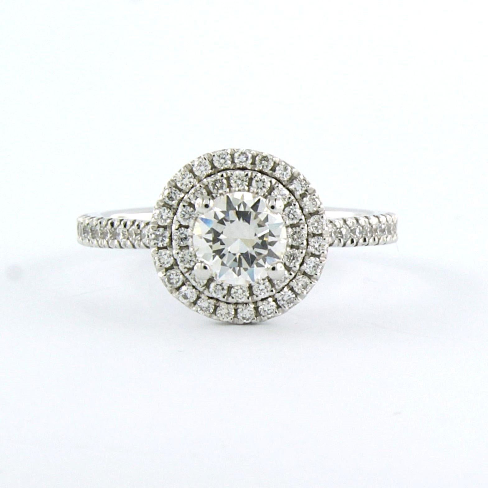Anello entourage in oro bianco 14k con diamante centrale taglio brillante di 0,61 ct - G/H - VS/SI - e diamanti più piccoli taglio brillante fino a 0,39 ct - F/G - VS/SI - misura dell'anello US 6.5 - EU 17 (53)

Descrizione dettagliata:

La parte