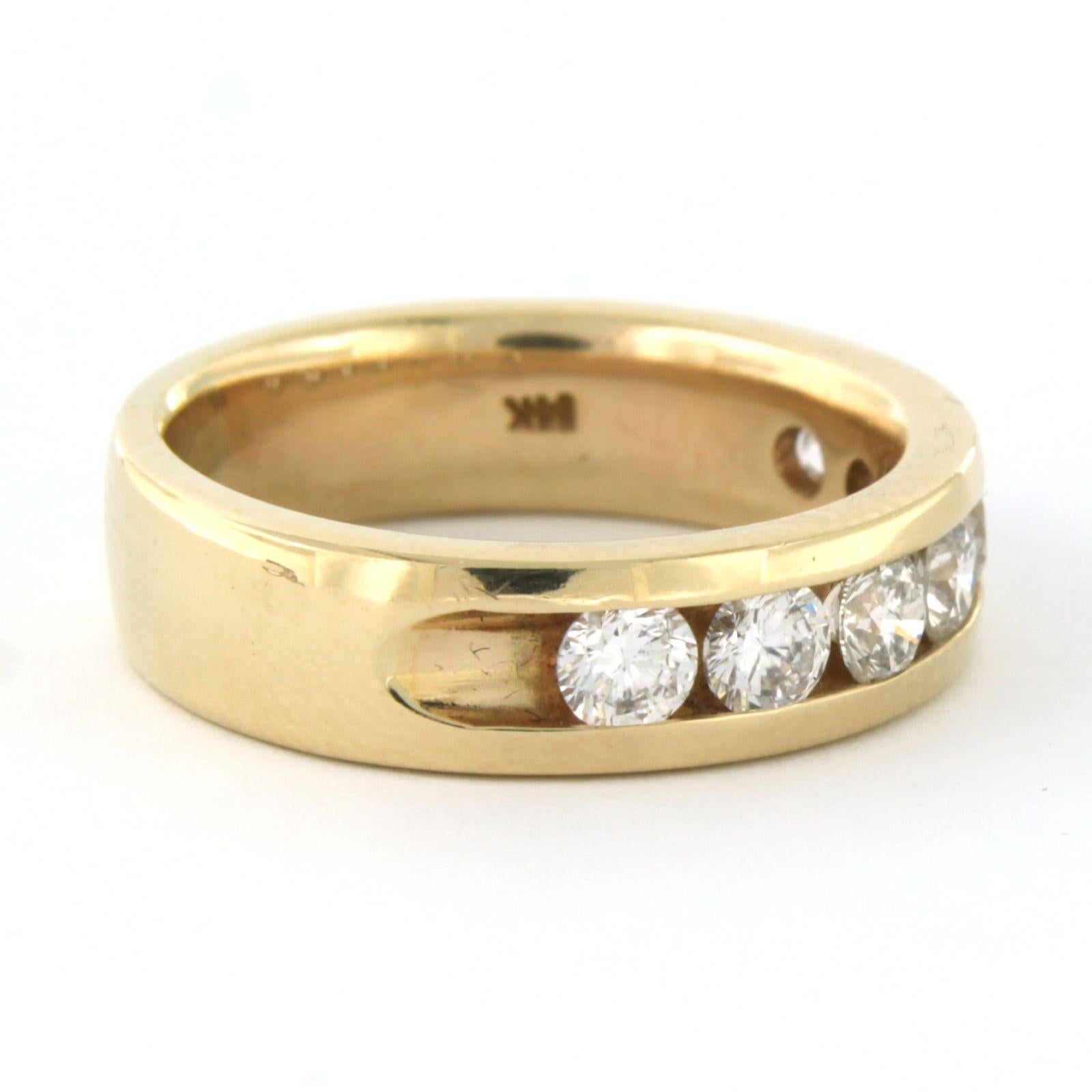 Ring aus 14k Gelbgold, besetzt mit einem Diamanten im Brillantschliff von bis zu ca. 1,20 ct - G/H - VS/SI - Ringgröße US 7.75 - EU 18 (56)

Ausführliche Beschreibung

Die Oberseite des Rings ist 5.8 mm breit.

Ringgröße US 7.75 - EU 18 (56). Der