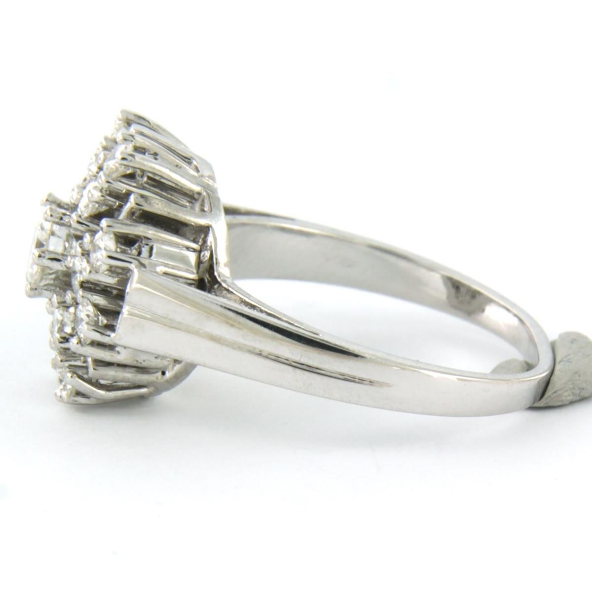 Ring aus 14k Weißgold, besetzt mit Diamanten im Brillantschliff (bis zu 1,20 ct) - F/G - VS/SI - Ringgröße US 8 - EU 18.25 (57)

detaillierte Beschreibung:

die Oberseite des Rings ist 1.4 cm breit

Ringgröße US 8 - EU 18.25 (57), der Ring kann