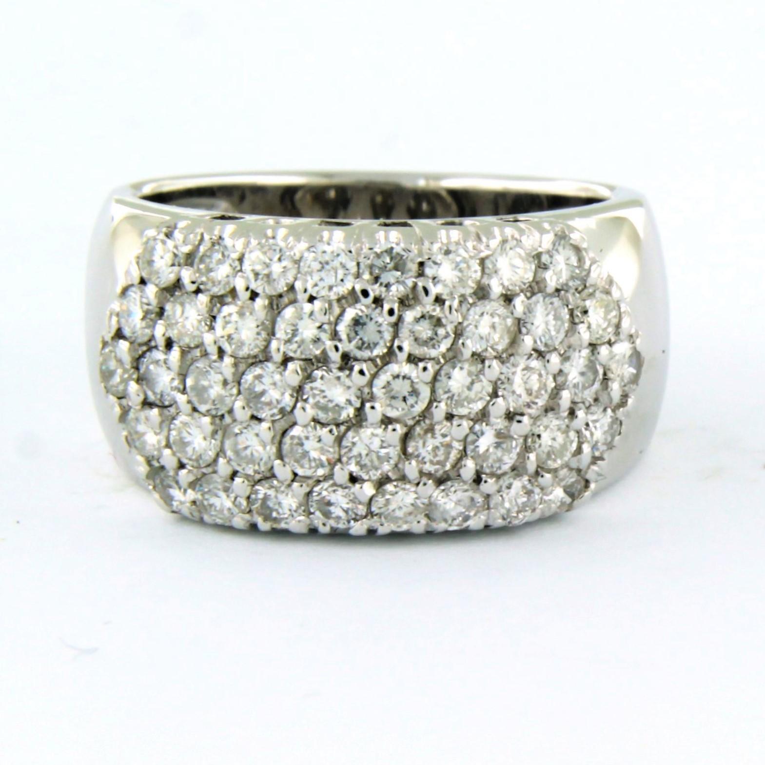 Ring aus 18k Weißgold, besetzt mit Diamanten im Brillantschliff (bis zu 1,20ct) - F/G - VS/SI - Ringgröße US 5.25 - EU 16 (50)

detaillierte Beschreibung:

die Oberseite des Rings ist 1.1 cm breit

Gewicht 9,1 Gramm

Ringgröße US 5.25 - EU 16 (50),