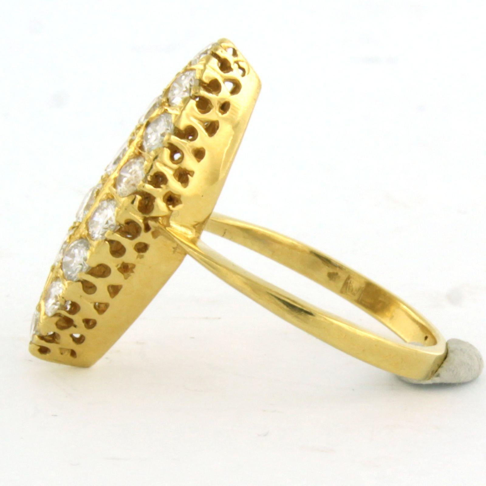 Anillo de oro amarillo de 18 quilates con diamante talla brillante de hasta 1,30 ct - F/G - VS/SI - talla US 6,5 - EU 17(53)

Descripción detallada

la parte superior del anillo tiene forma de marquesa de 2,3 cm por 9,4 mm de ancho y 5,9 mm de