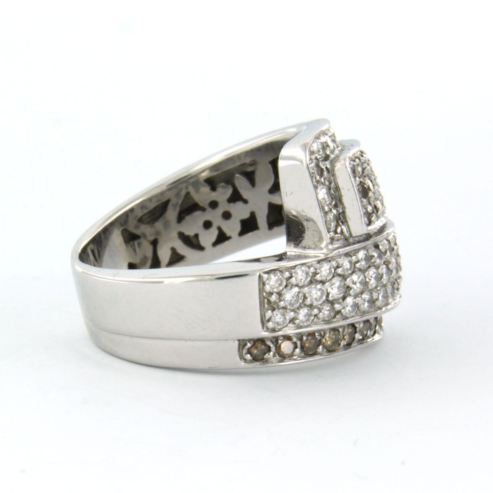 Bague en or blanc 18k sertie de diamants champagne et blanc taille brillant jusqu'à 1,35ct - taille de bague US 5,5 - EU 16,25 (51)

description détaillée :

le haut de l'anneau a une largeur de 1.8 cm

Taille de bague US 5.5 - EU 16.25 (51), la