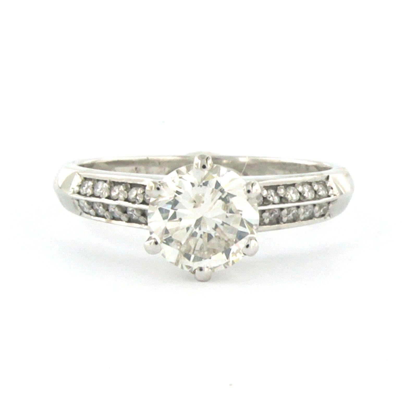 Ring aus 14k Weißgold mit zentralem Brillant bis zu 1,38ct - I/J - Pique 1 - und mit seitlichen Steinen Brillanten bis zu 0,12ct - F/G - VS/SI - Ringgröße US 7 - EU 17(53)

Ausführliche Beschreibung

die Oberseite des Rings ist 8,2 mm breit und 8,2