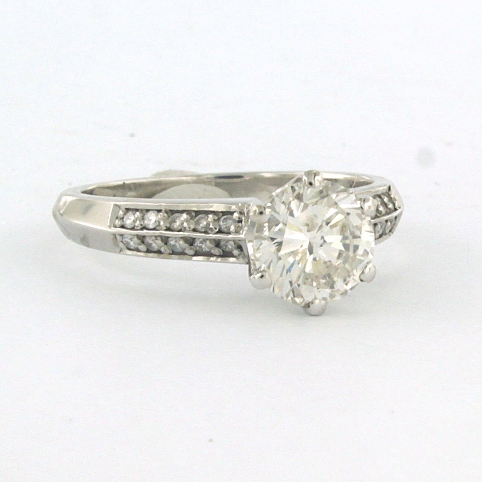 Anillo de oro blanco de 14k con diamante central talla brillante hasta 1,38ct - I/J - Pique 1 - y con piedras laterales diamantes talla brillante hasta 0,12ct - F/G - VS/SI - talla US 7 - EU 17(53)

Descripción detallada

la parte superior del