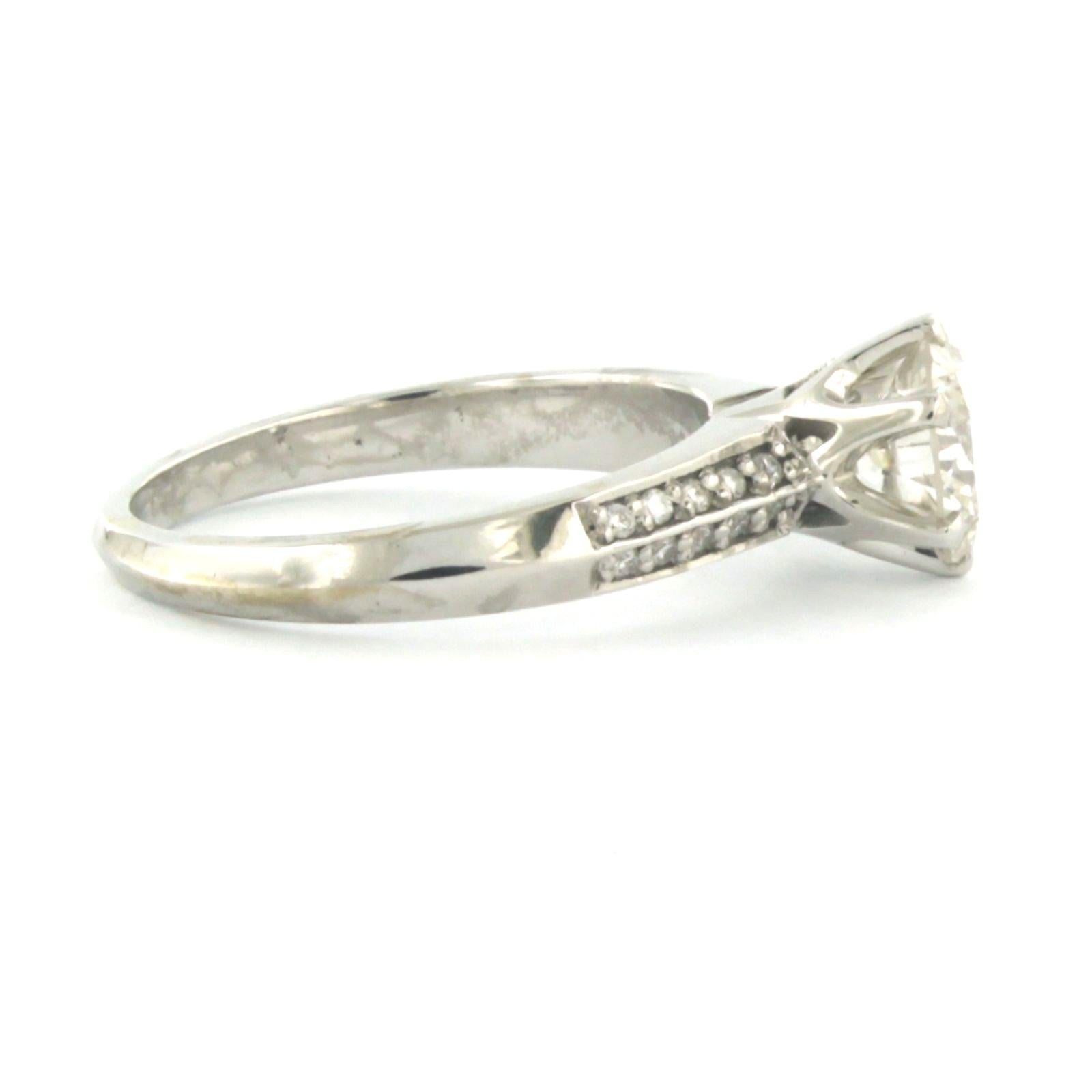Anillo con diamantes talla brillante de hasta 1,50 ct - 3,9 gramos - oro blanco de 14k Moderno en venta