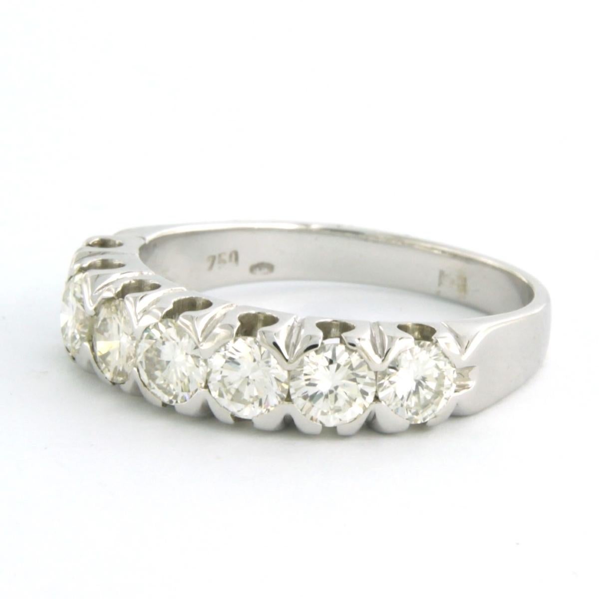 Ring mit Diamanten im Brillantschliff bis zu 1,75 Karat 18k Weißgold (Moderne) im Angebot