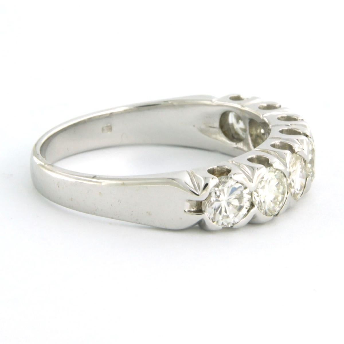 Anillo de oro blanco de 18 quilates engastado con diamantes talla brillante de hasta 1,75 ct - J/K - VS/SI - talla US 9 - EU 19 (60)

Descripción detallada

la parte superior del anillo tiene 5,5 mm de ancho

talla del anillo US 9 - EU 19 (60), el