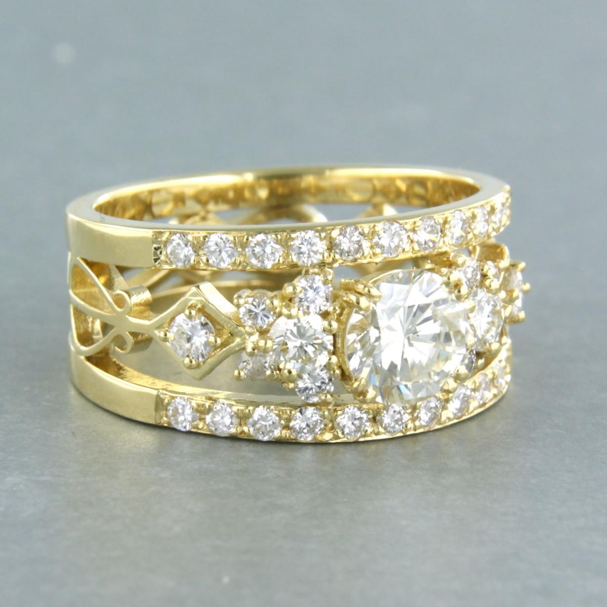 Bague en or jaune 18k avec un motif de harpe serti d'un diamant central taille brillant jusqu'à 0.96 ct - L - SI 1 - certificat IGI 457059647 - et d'un anneau de diamants taille brillant jusqu'à 0.88 ct - F/G - VS/SI - taille de bague US 7.25 - EU