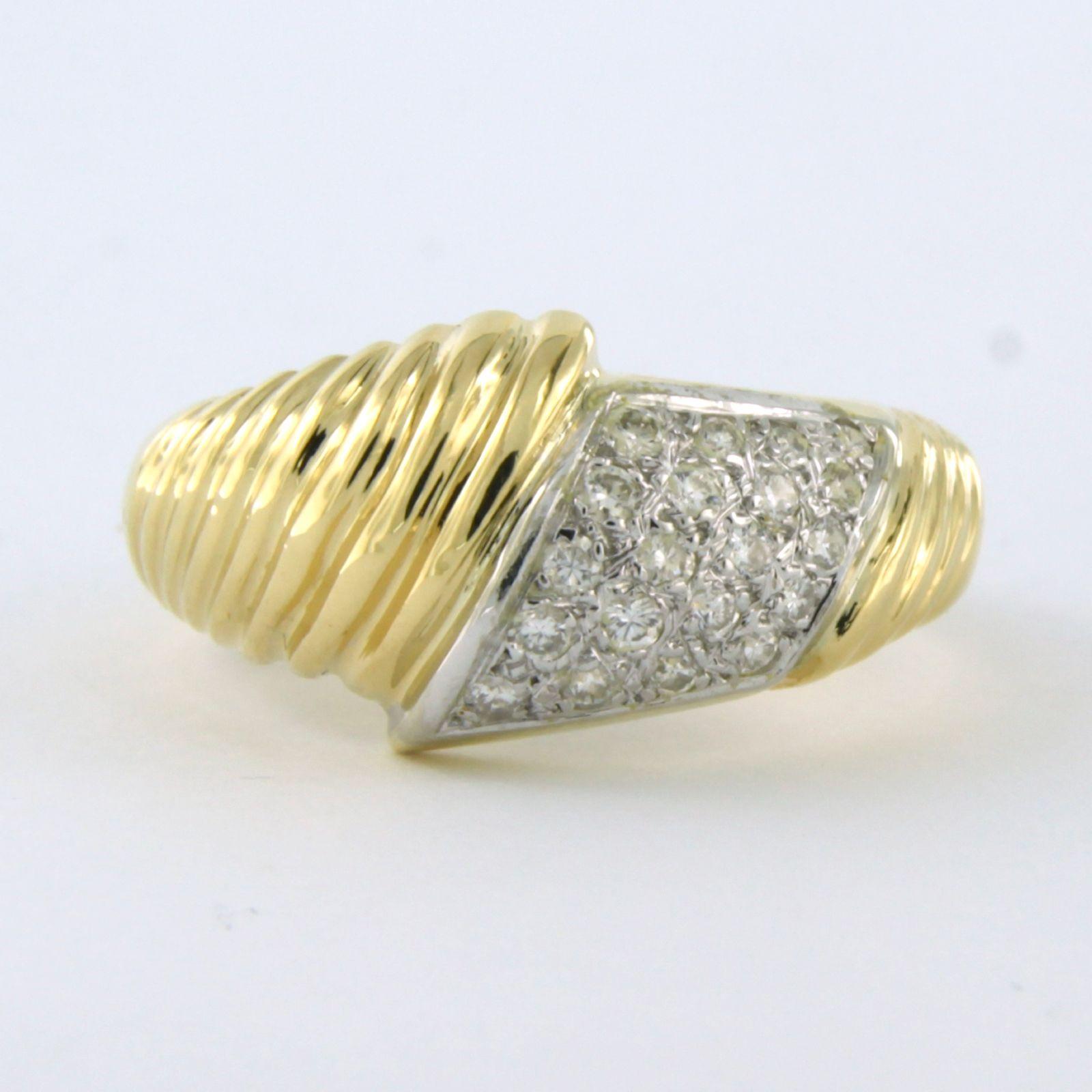 Ring aus 18 Karat Bicolor-Gold, besetzt mit Diamanten im Brillantschliff. 0.35ct - F/G - VS/SI - Ringgröße U.S. 6.5 - EU. 17 (53)

detaillierte Beschreibung:

die Oberseite des Rings ist 1,0 cm breit und 4,5 mm hoch

Ringgröße US 6.5 - EU. 17 (53),