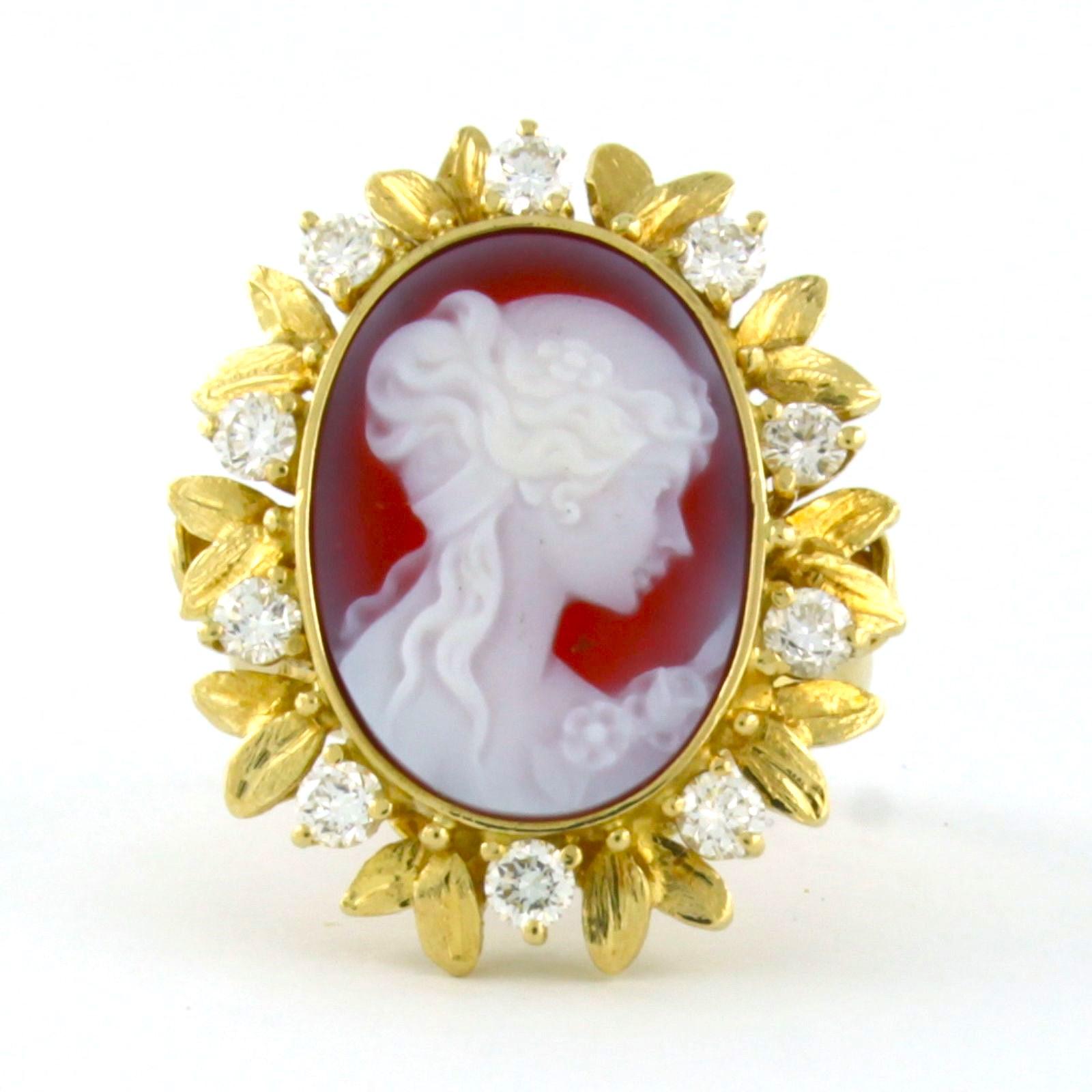 Bague en or jaune 18k sertie d'un camée et d'un diamant taille brillant. 0.72ct - G/H - VS/SI - taille U.S. 6.5 - EU. 17 (53)

description détaillée :

le haut de l'anneau mesure 2,6 cm de large et 6,7 mm de haut

Poids 9,3 grammes

bague taille US
