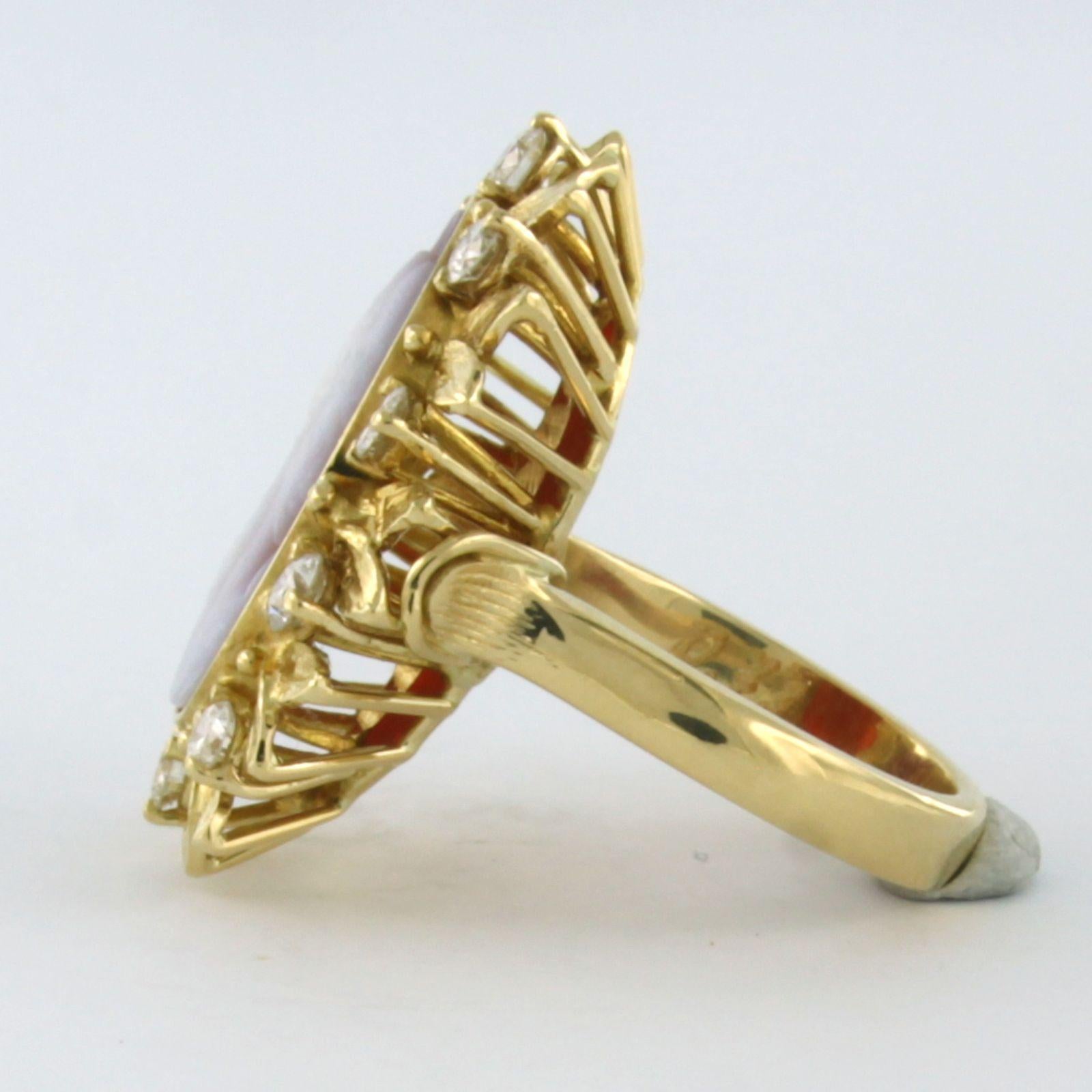 Bague avec camée et diamants taille brillant jusqu'à 0,73ct Or jaune 18k Excellent état - En vente à The Hague, ZH